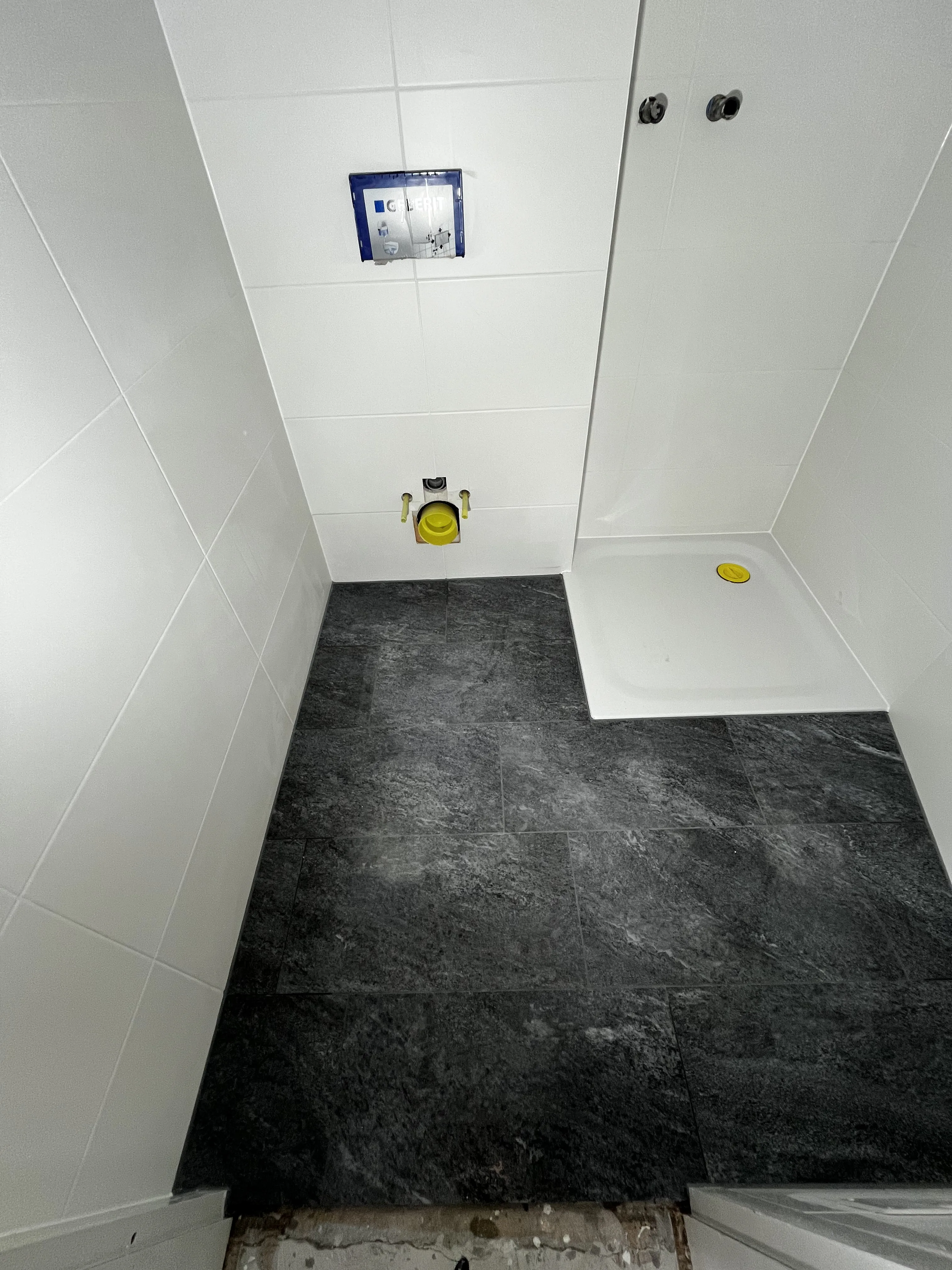 Modernes Badezimmer mit Natursteinfliesen und weissen Wänden