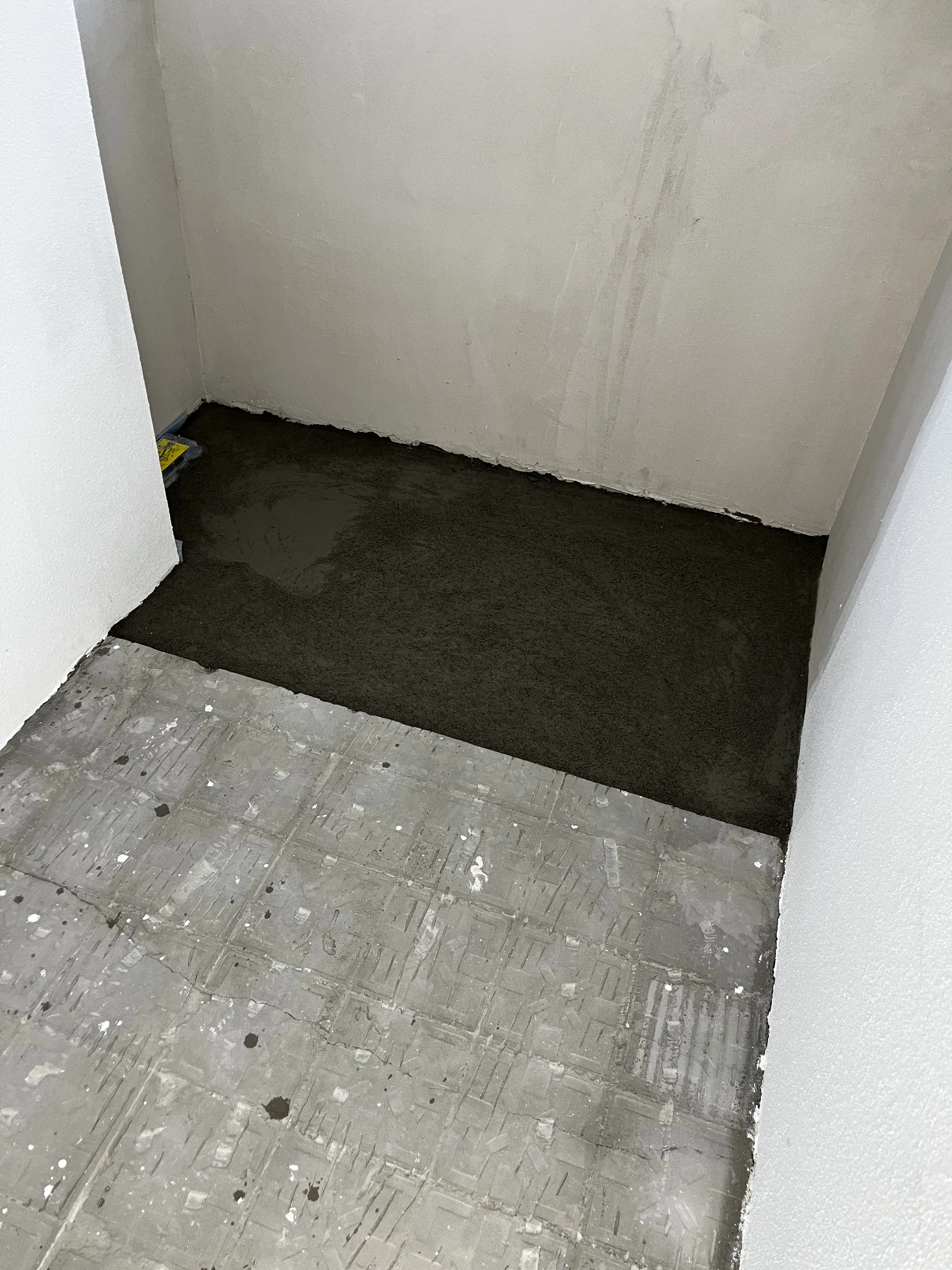 Schwarze Eingangsmatte mit Übergangsfläche im Bauraum