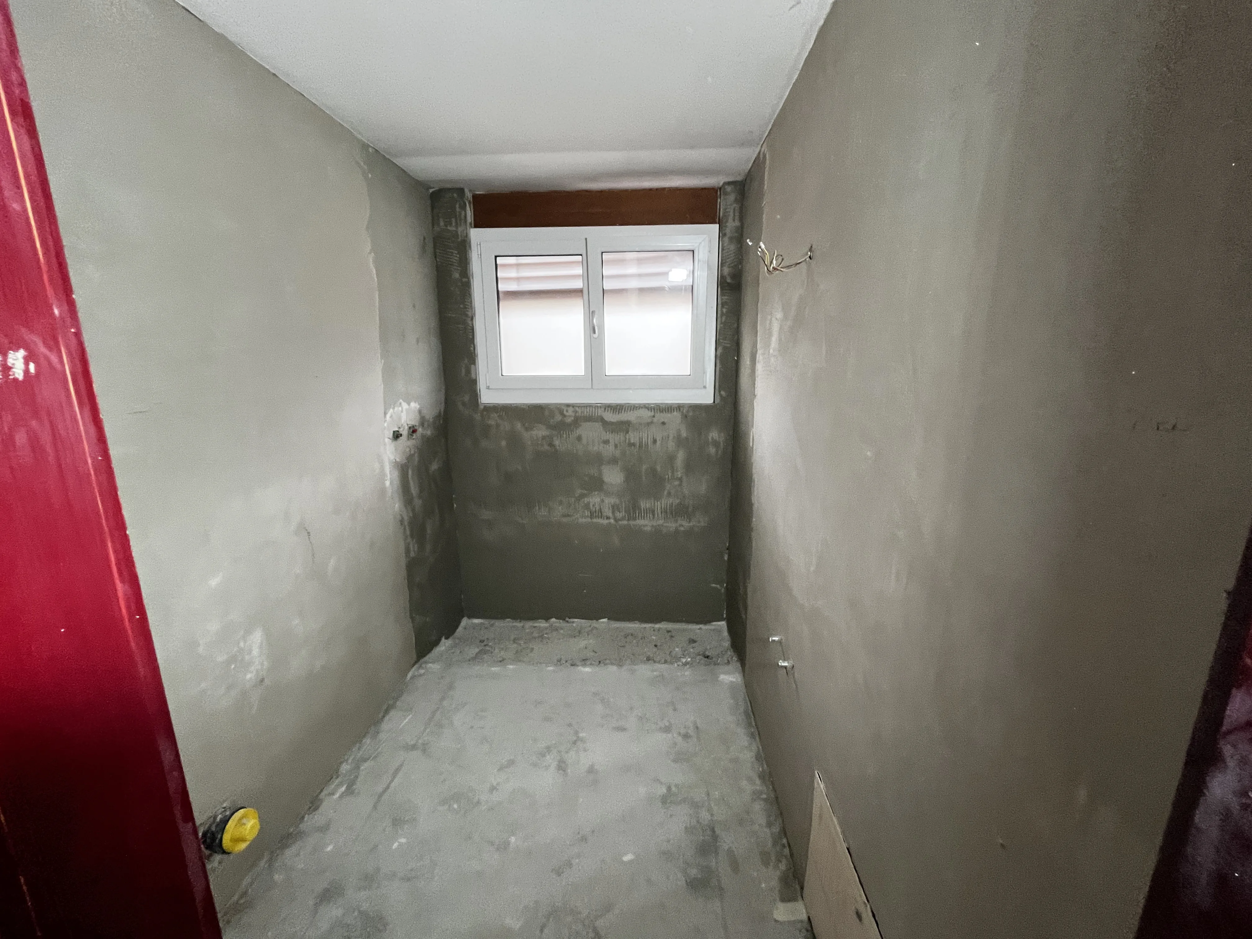Flur während Renovierungsarbeiten mit Fenster