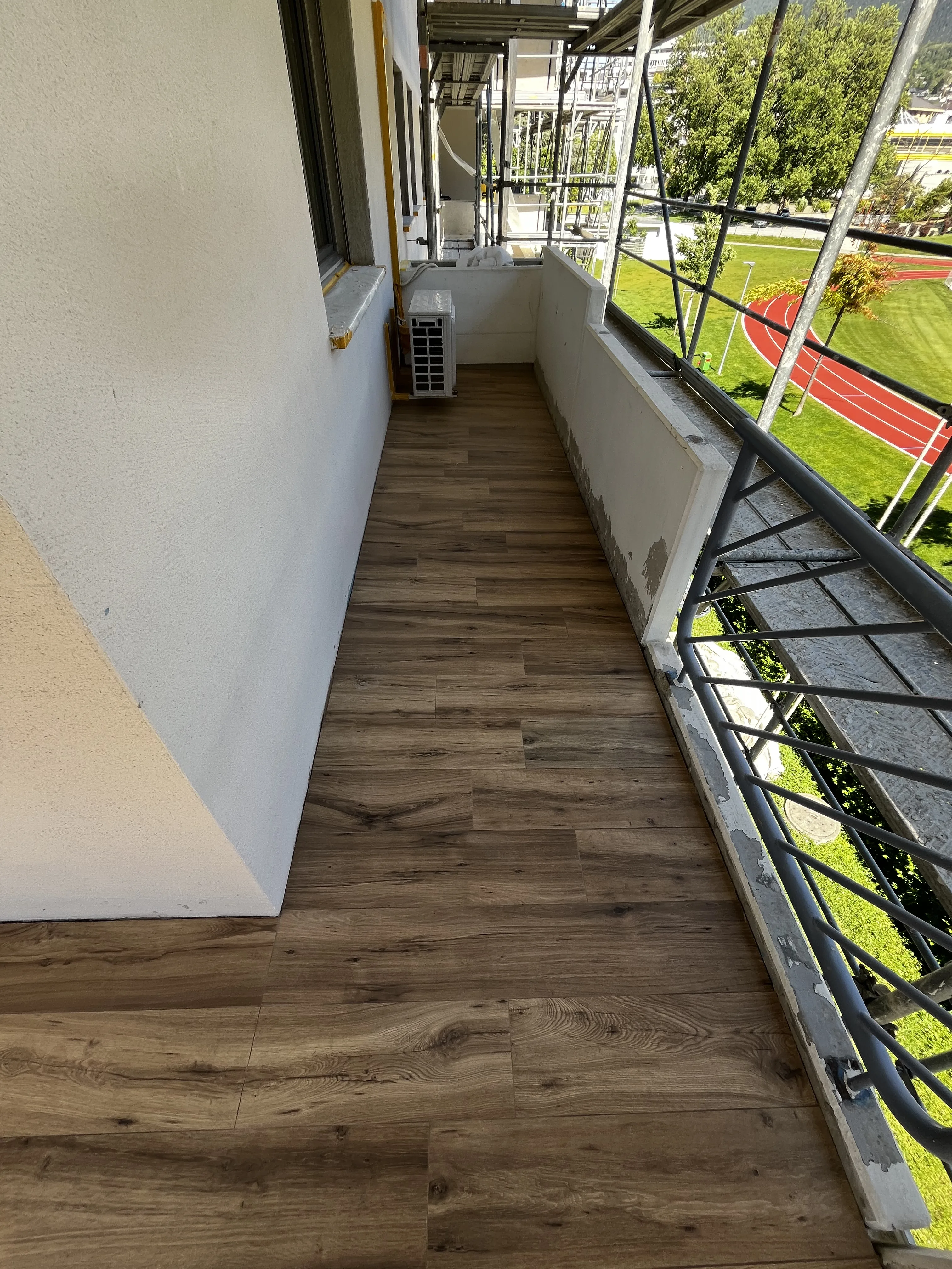 Moderne Terrasse mit Holzbelag und Stahlgeländer