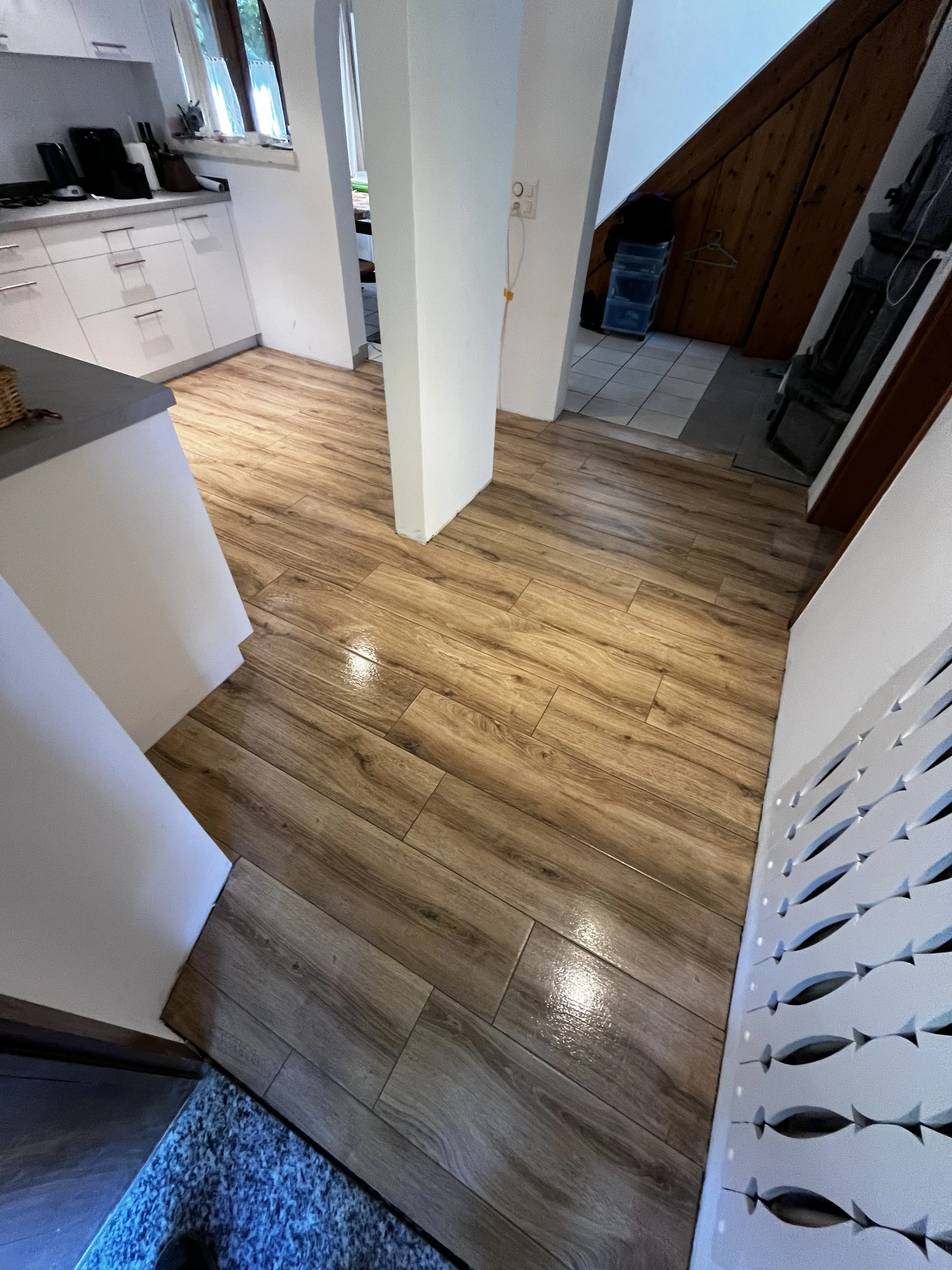 Moderne sanierte Küche mit Holzboden