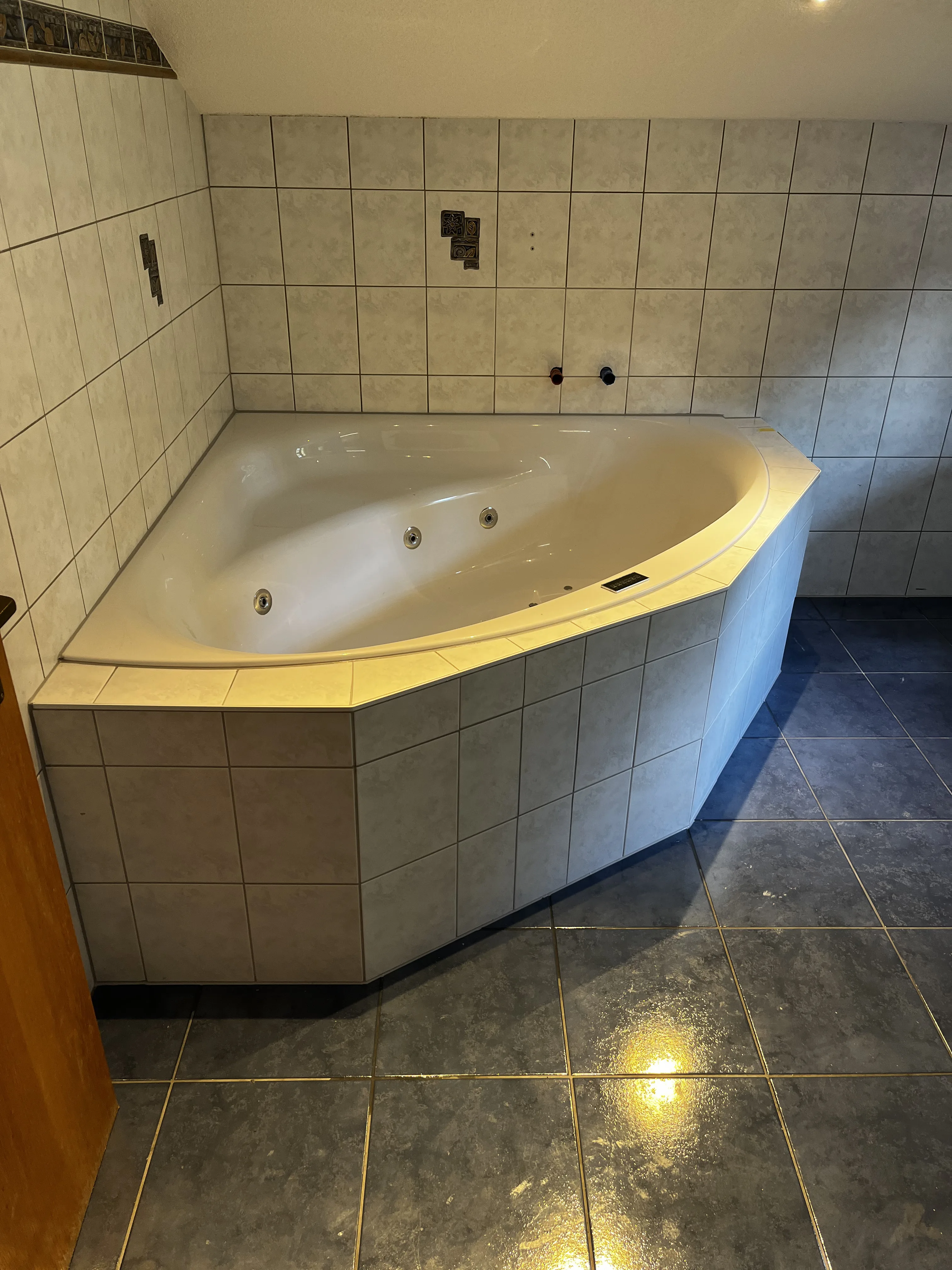 Modernes Badezimmer mit beleuchteter Whirlpool-Wanne