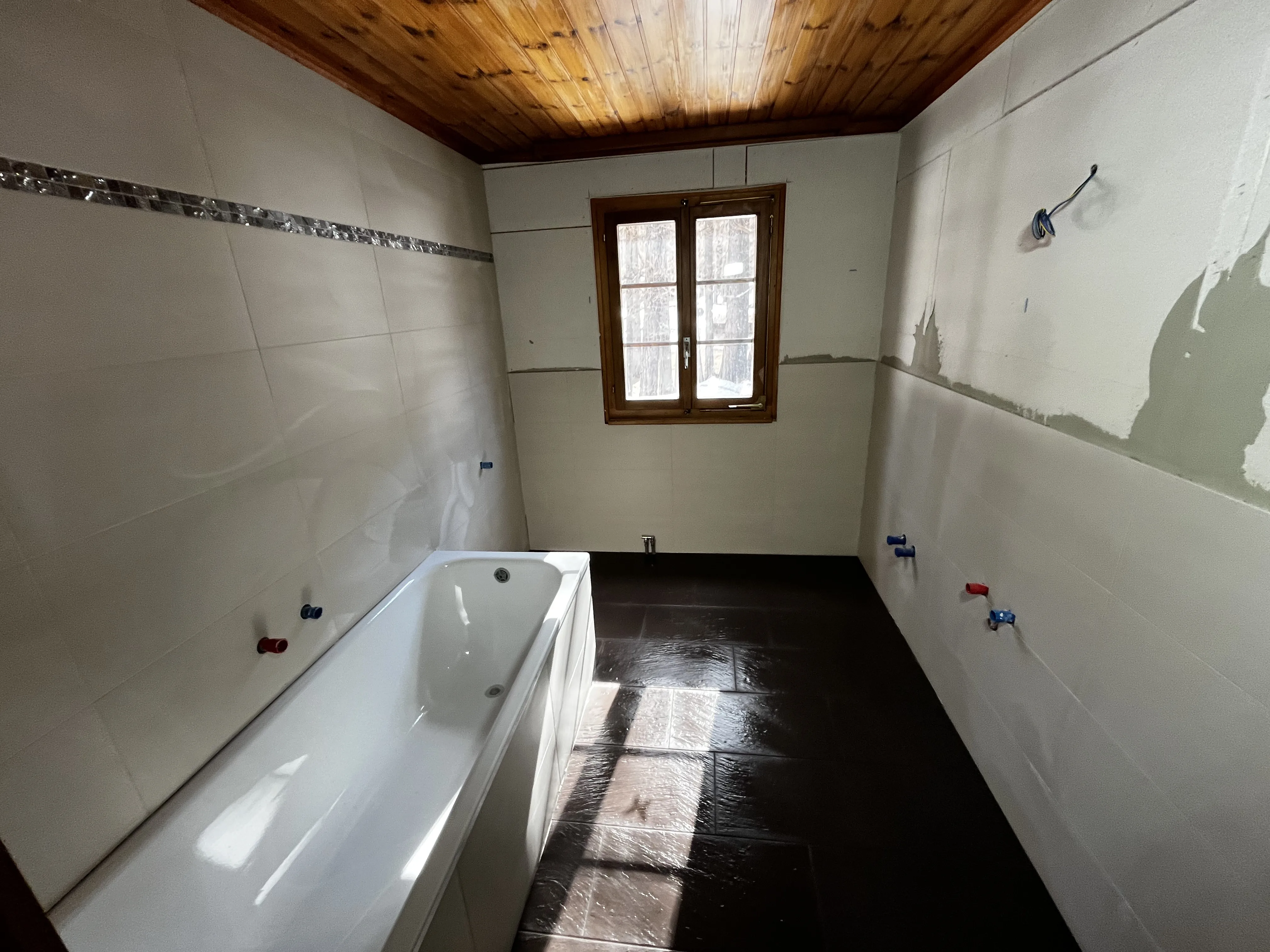 Badezimmersanierung im Fortschritt mit neuer Wanne