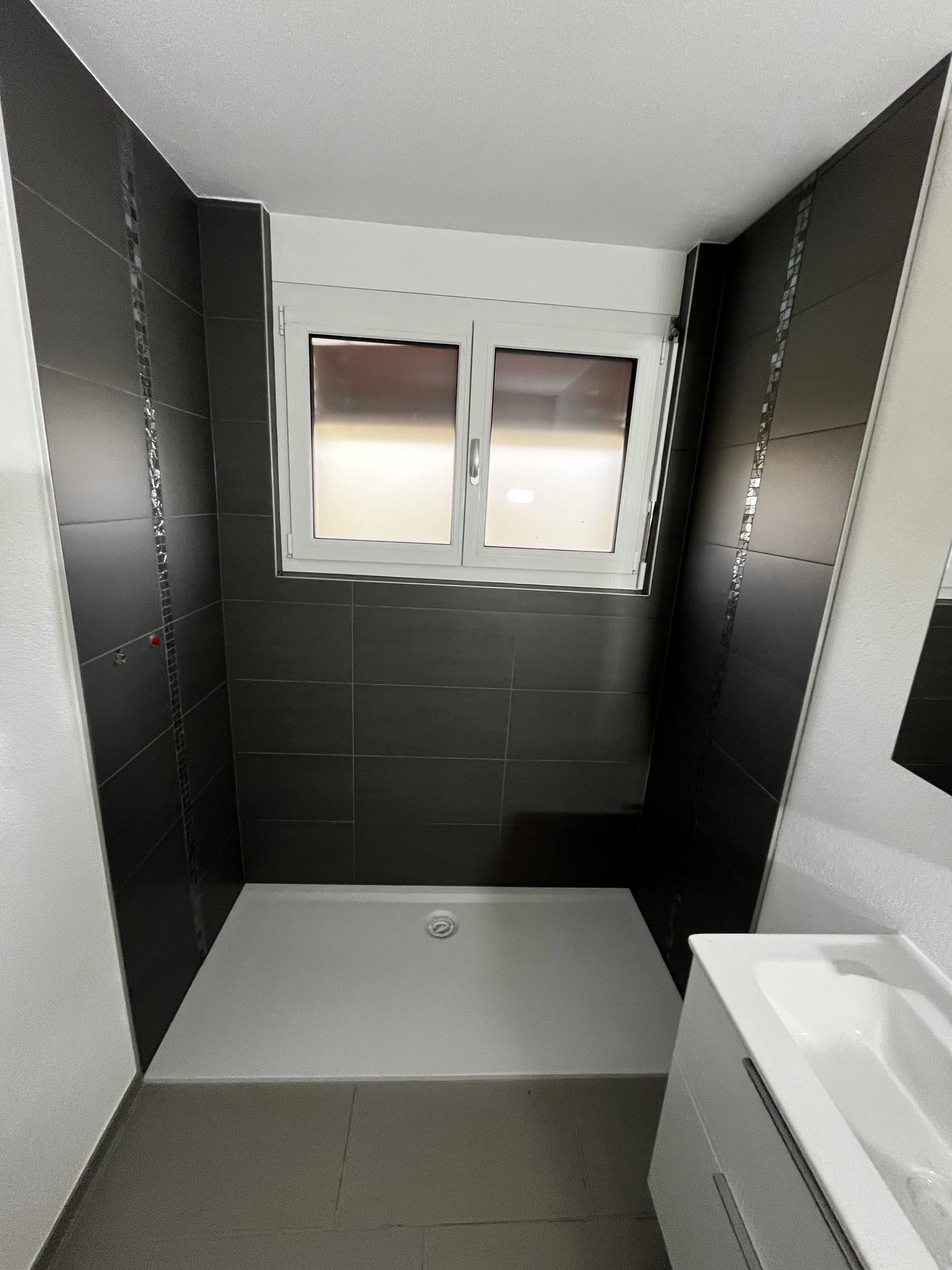 Modernes Badezimmer mit schwarzen Fliesen