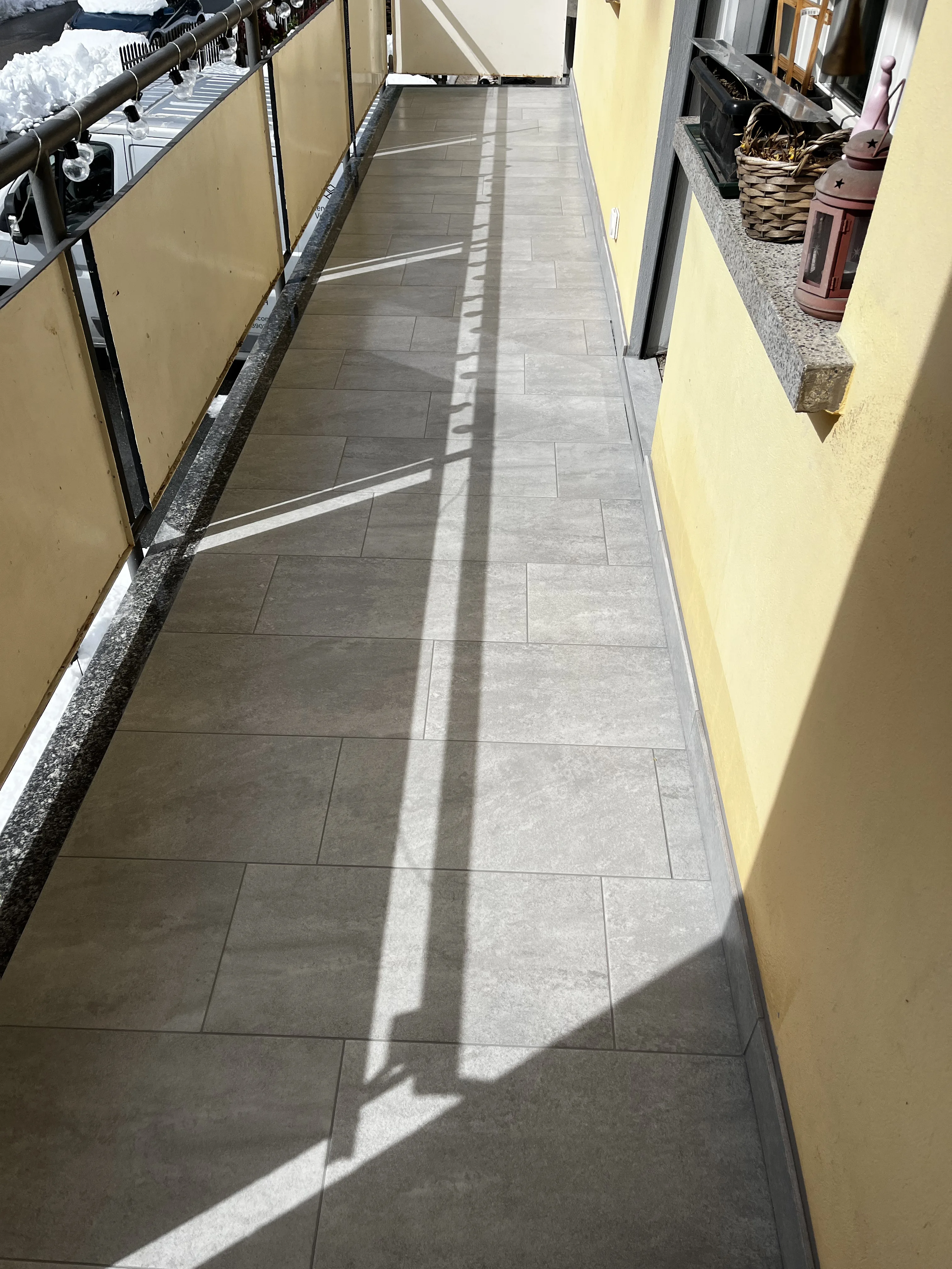 Neu verlegte Bodenfliesen im Aussenbereich