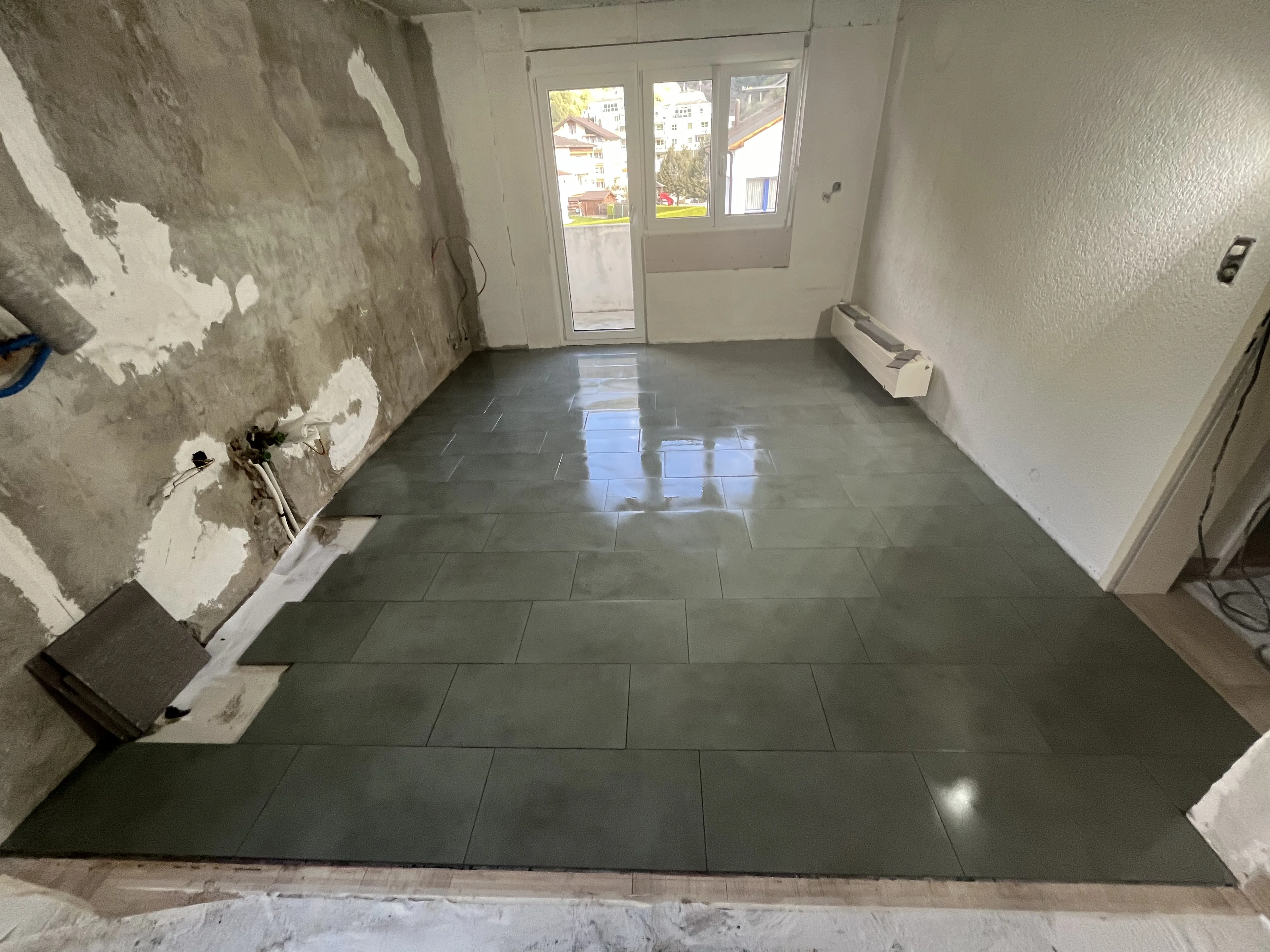 Renovierter Wohnraum mit modernem Fliesenboden