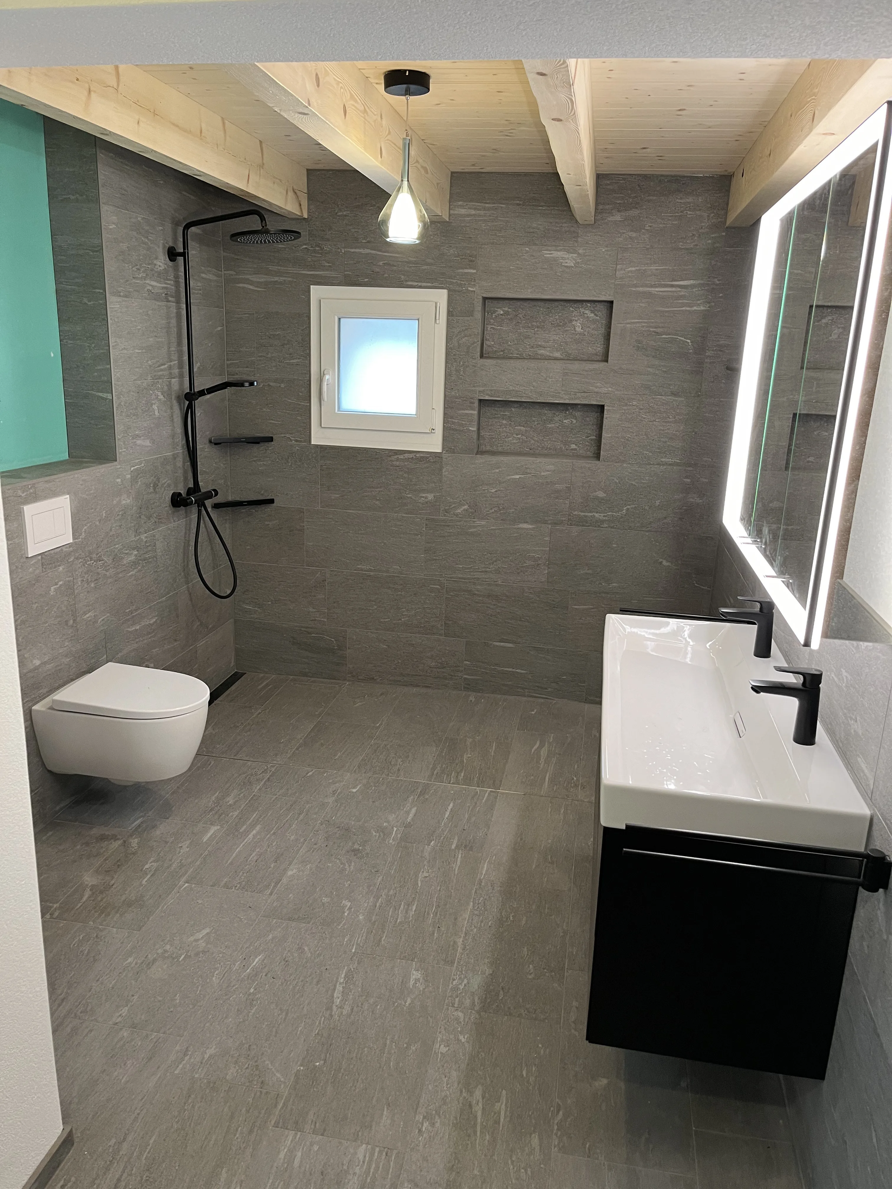 Modernes Badezimmer mit begehbarer Dusche