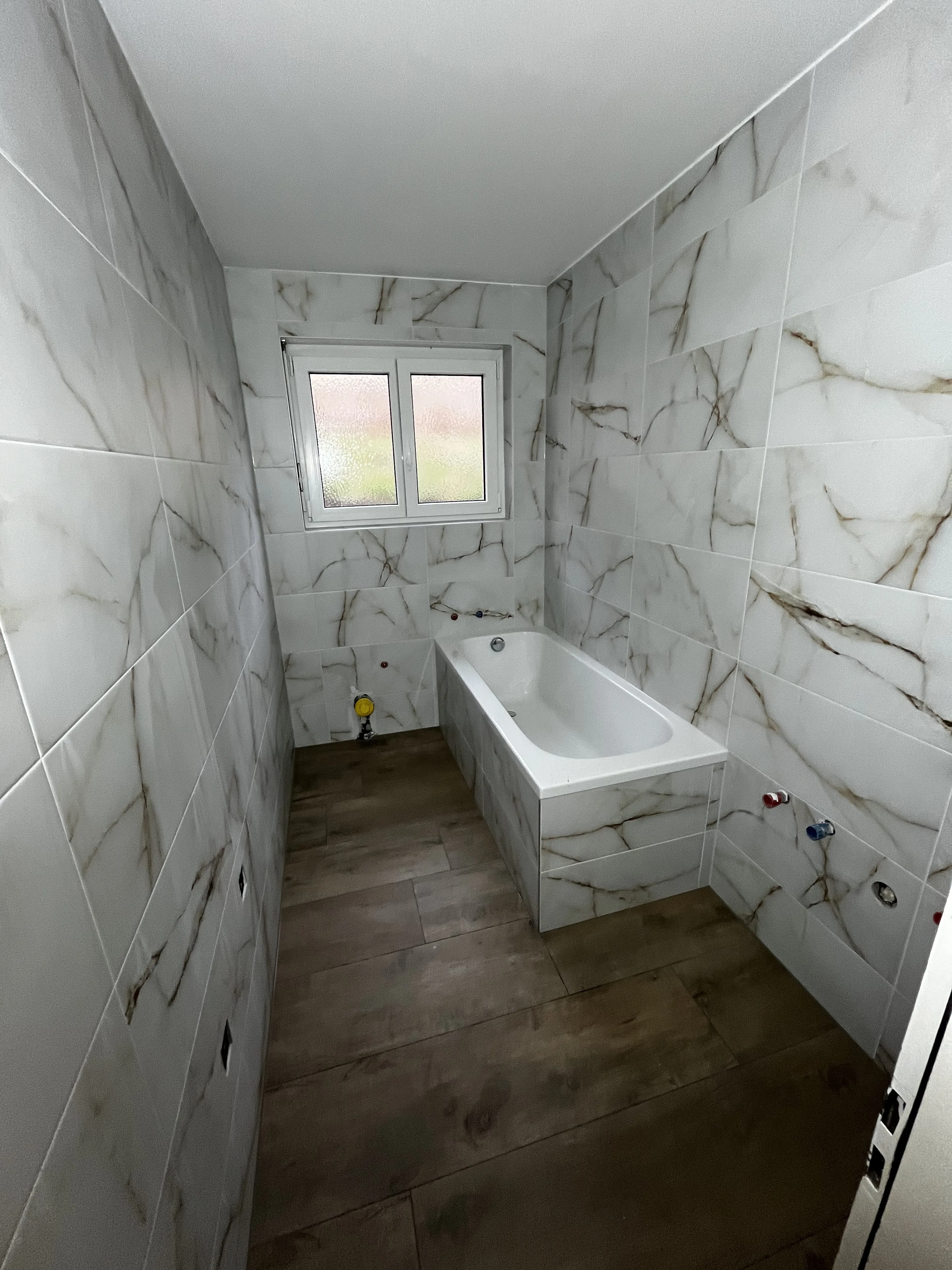 Renoviertes Badezimmer mit Marmor-Fliesenarbeit