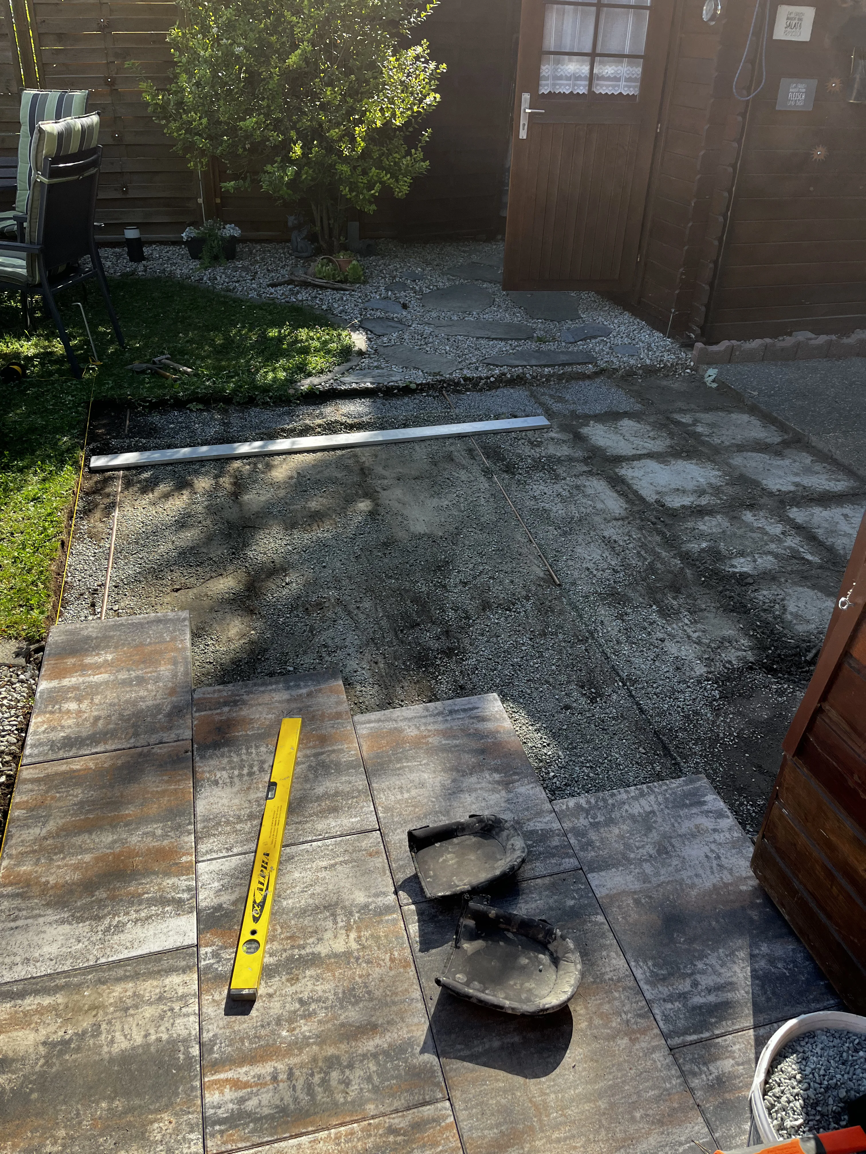 Neue Holzterrasse beim Einbau im Innenhof