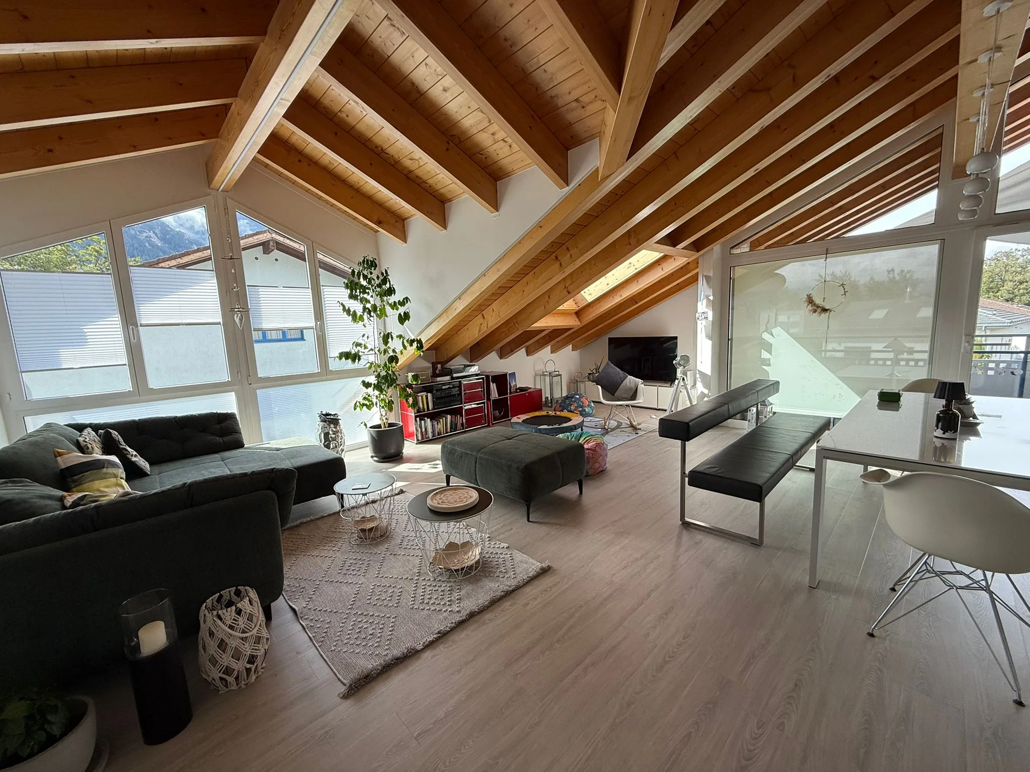 Moderner Loft mit Holzbalken und Glasfassade