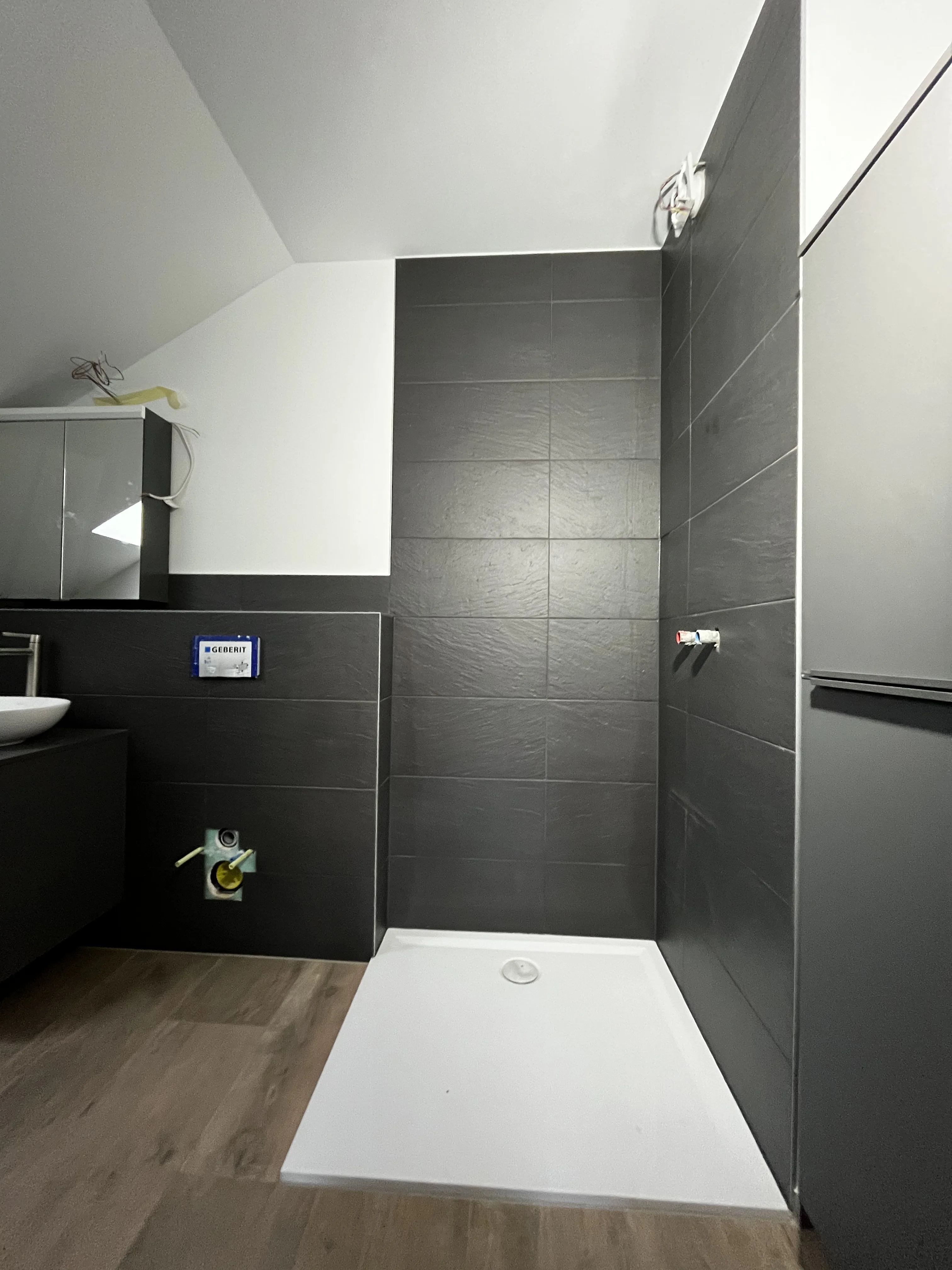 Modernes Badezimmer mit begehbarer Dusche