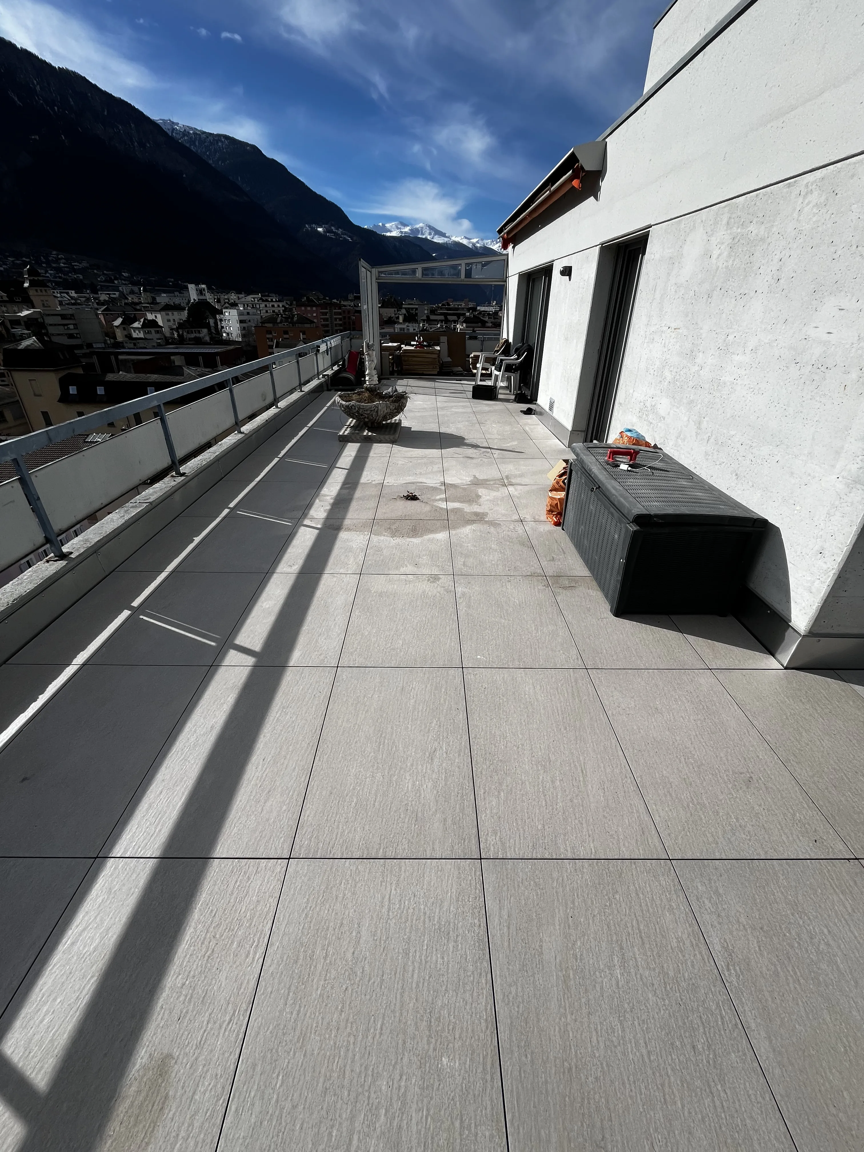 Moderne Dachterrasse mit Gebirgsaussicht