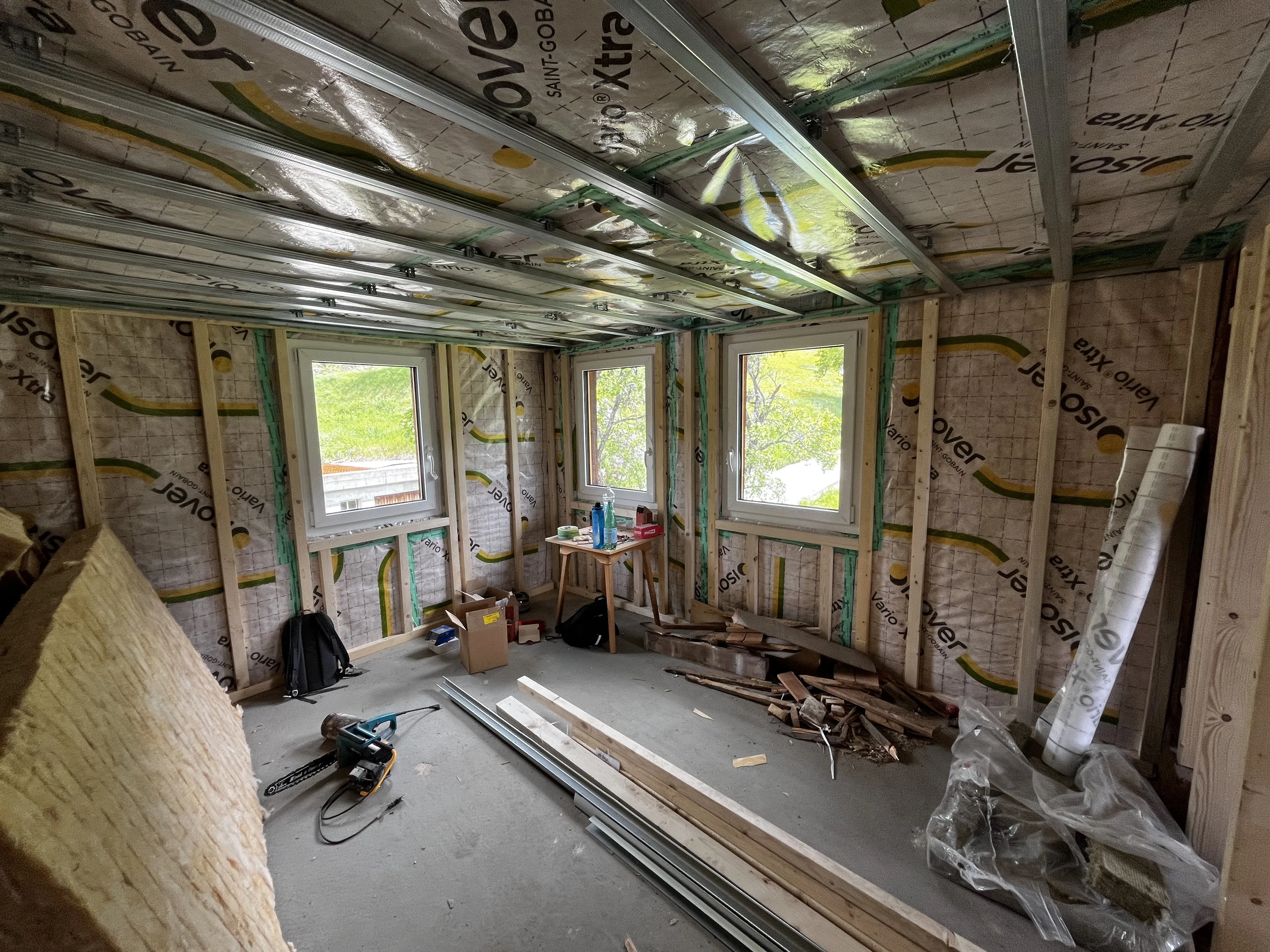 Innenausbau mit Fenstern und Wärmedämmung
