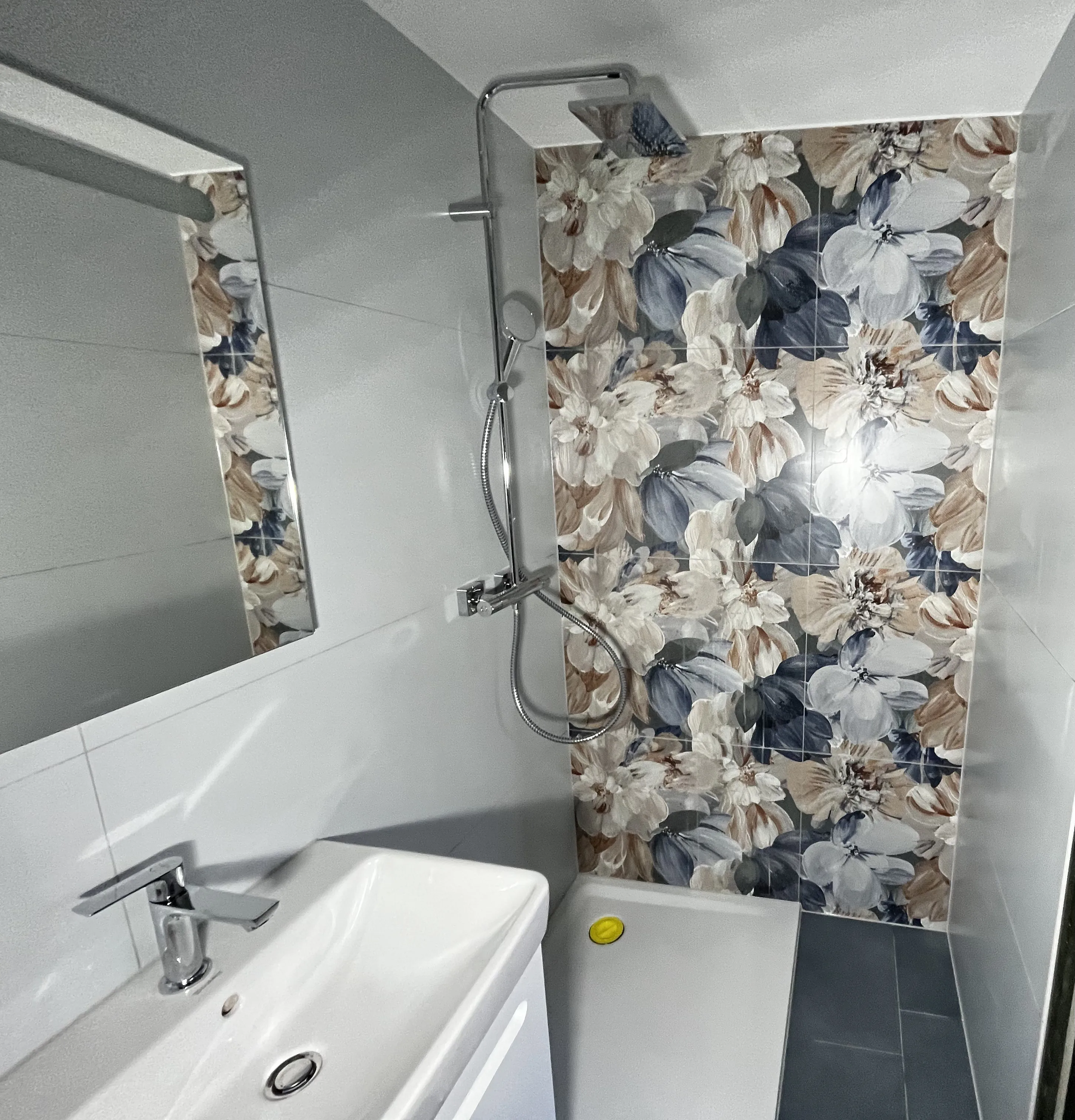 Modernes Badezimmer mit Blumenfliesen