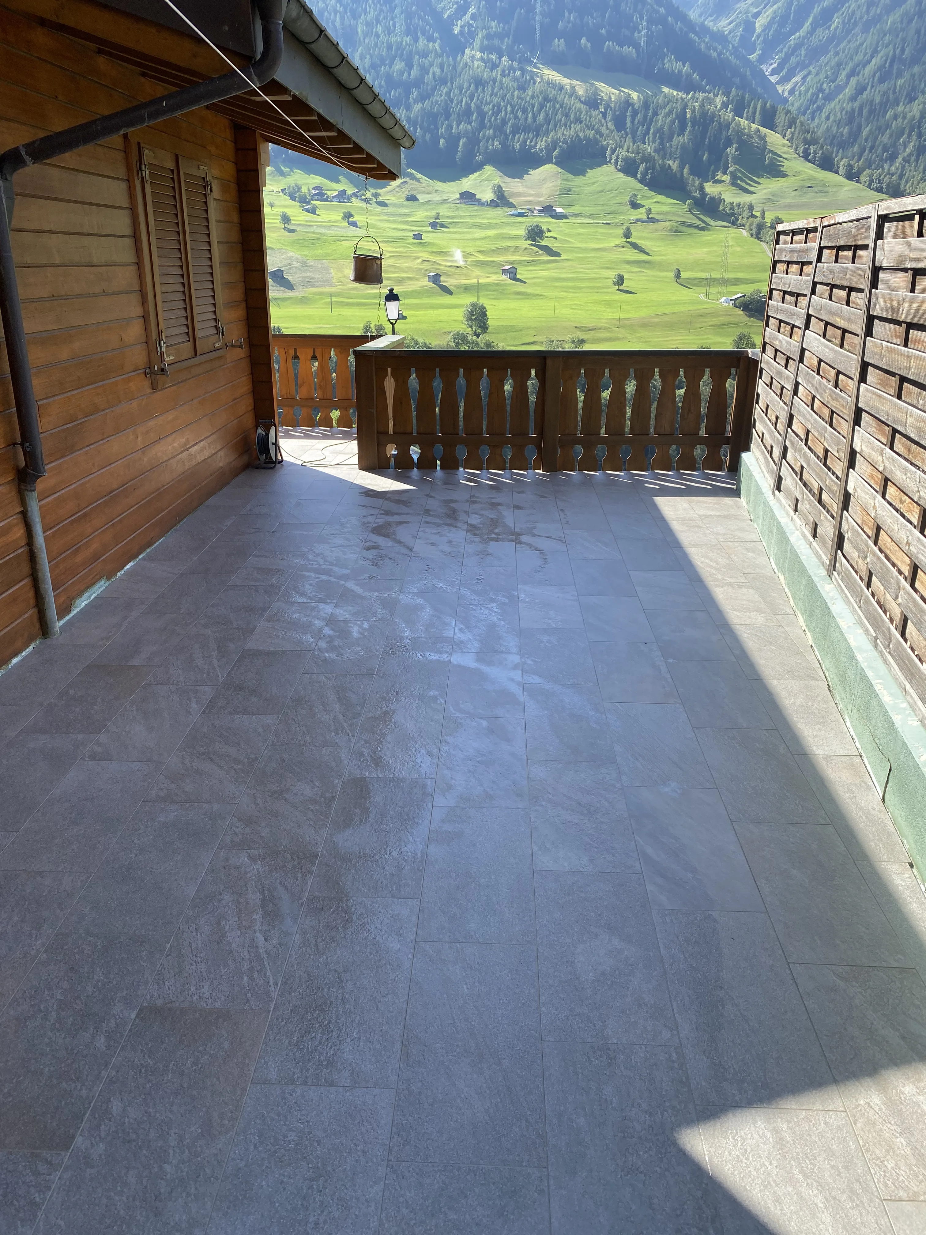Hochwertige Terrasse mit Alpenpanorama