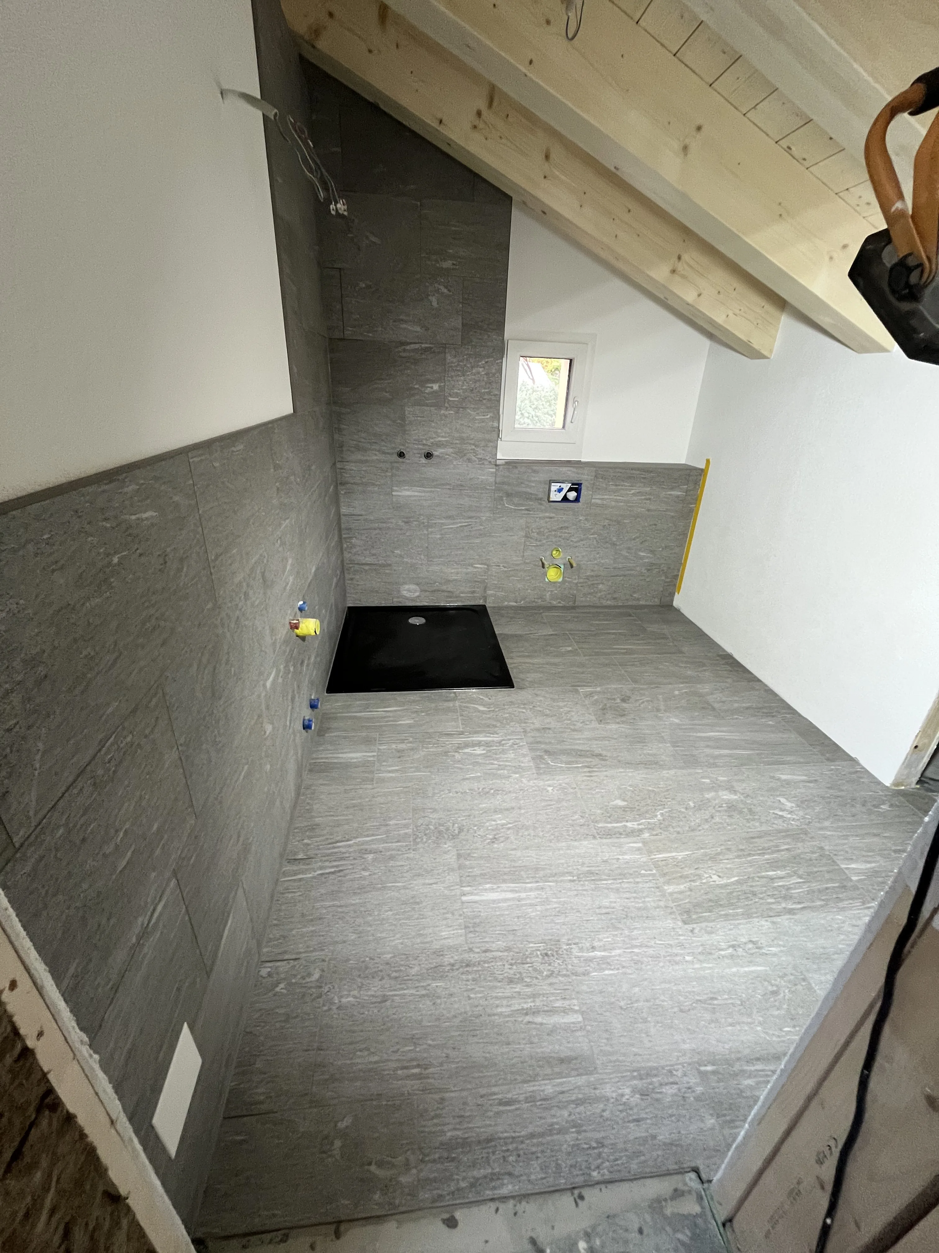 Modernes Badezimmer mit grauem Fliesenbelag