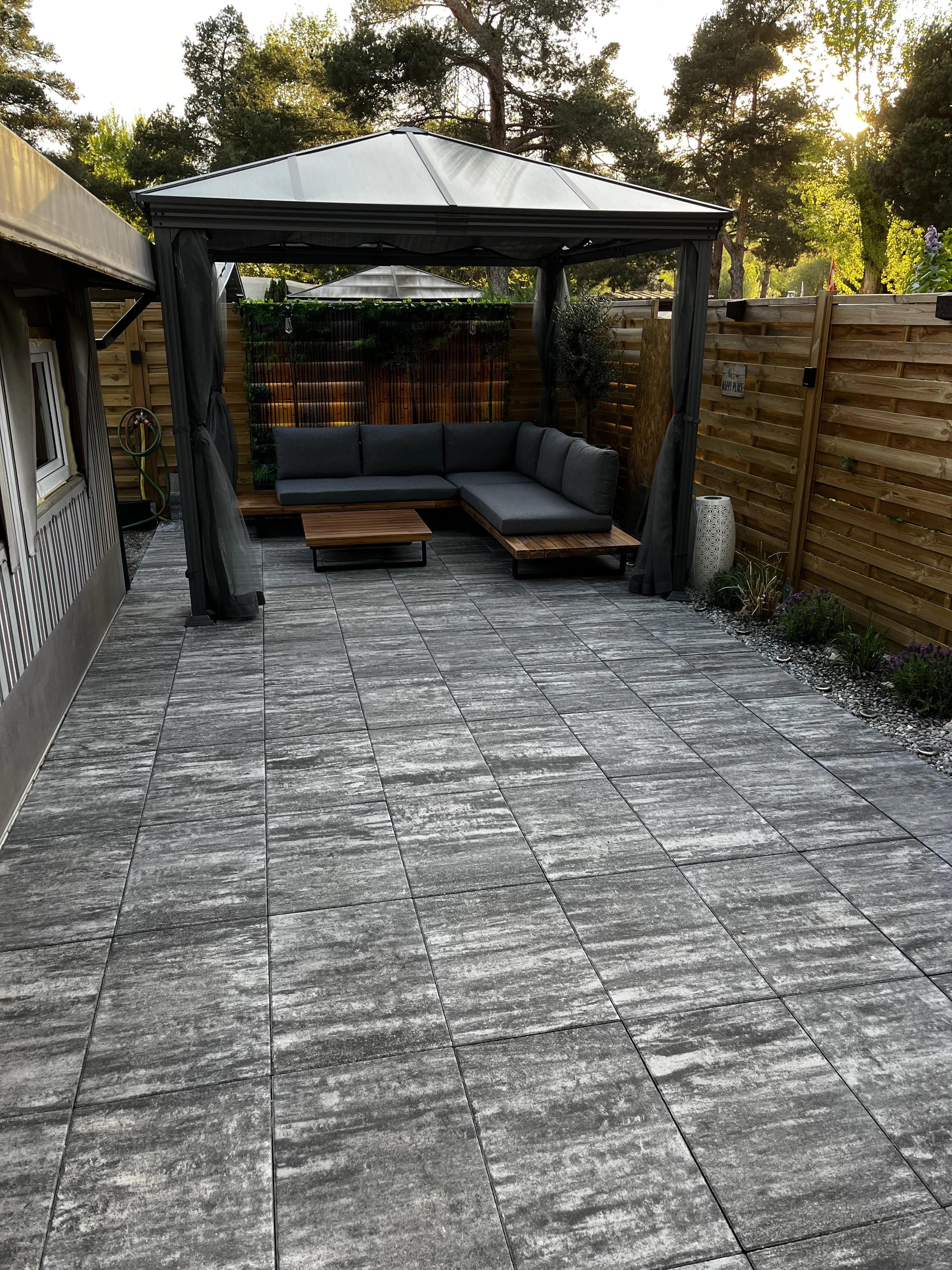 Moderne Terrasse mit schwarzer Pergola