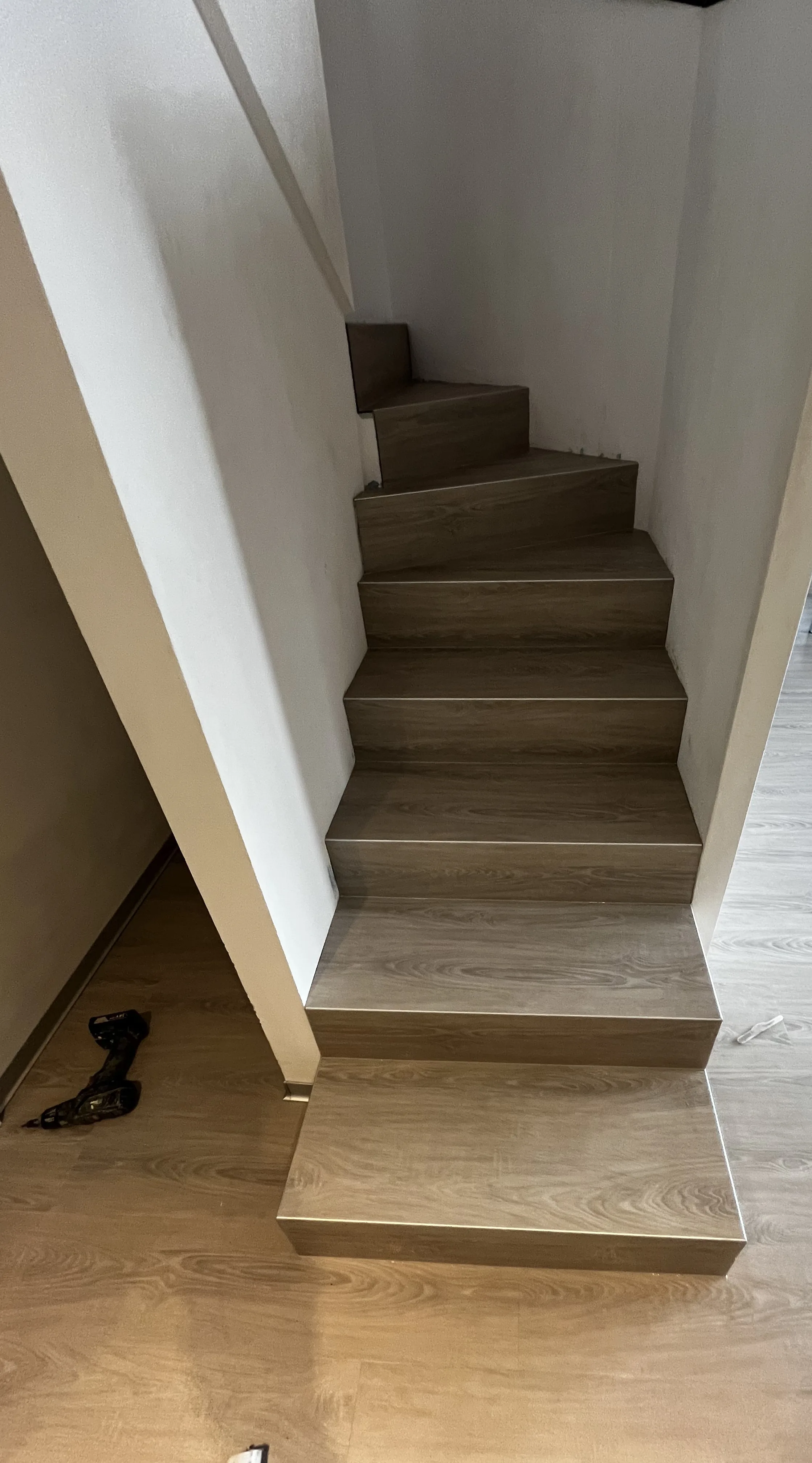 Holztreppe im modernen Treppenhaus