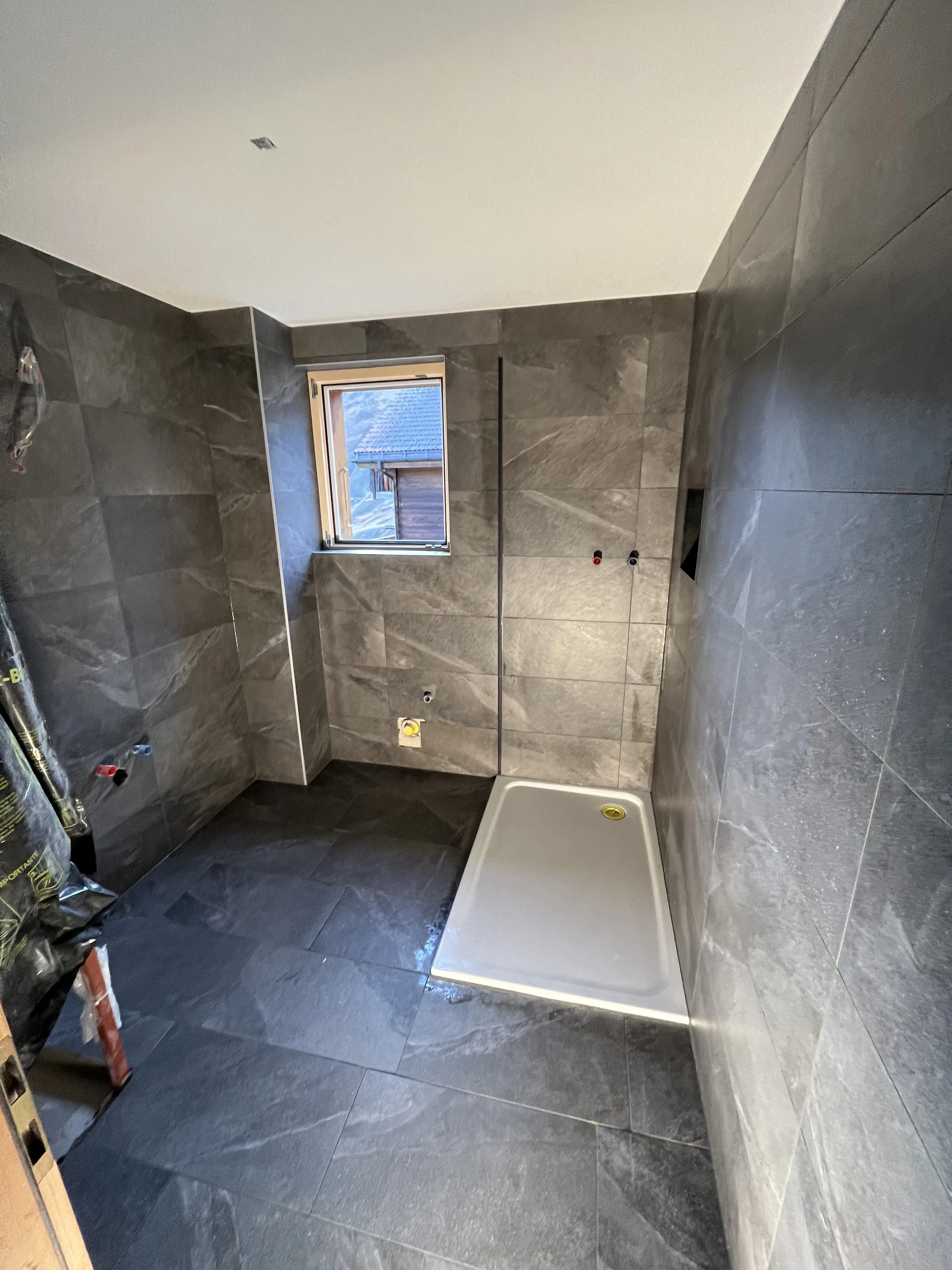 Modernes Badezimmer mit befliestem Duschbereich