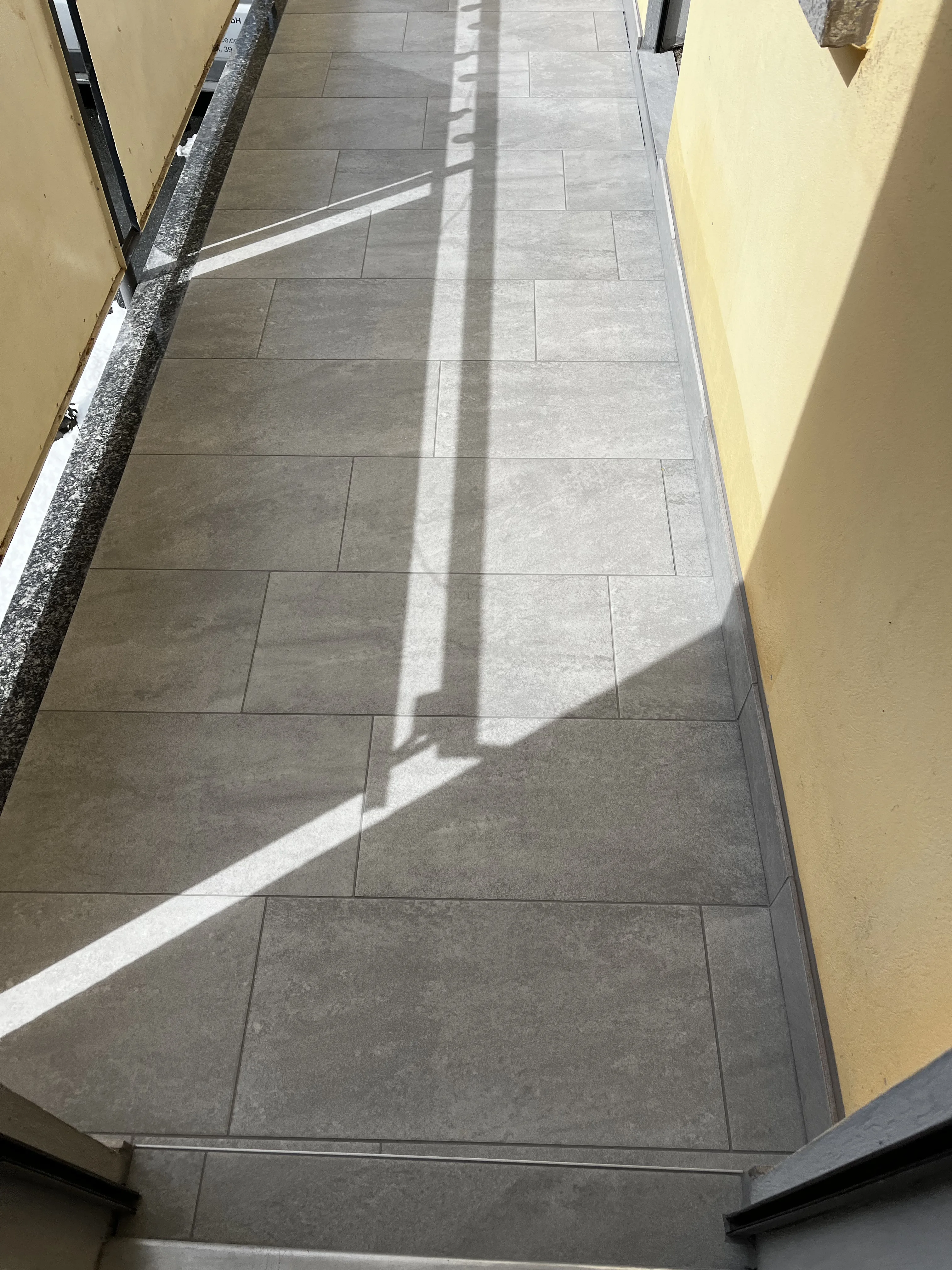 Moderner Flur mit grauem Fliesenbelag