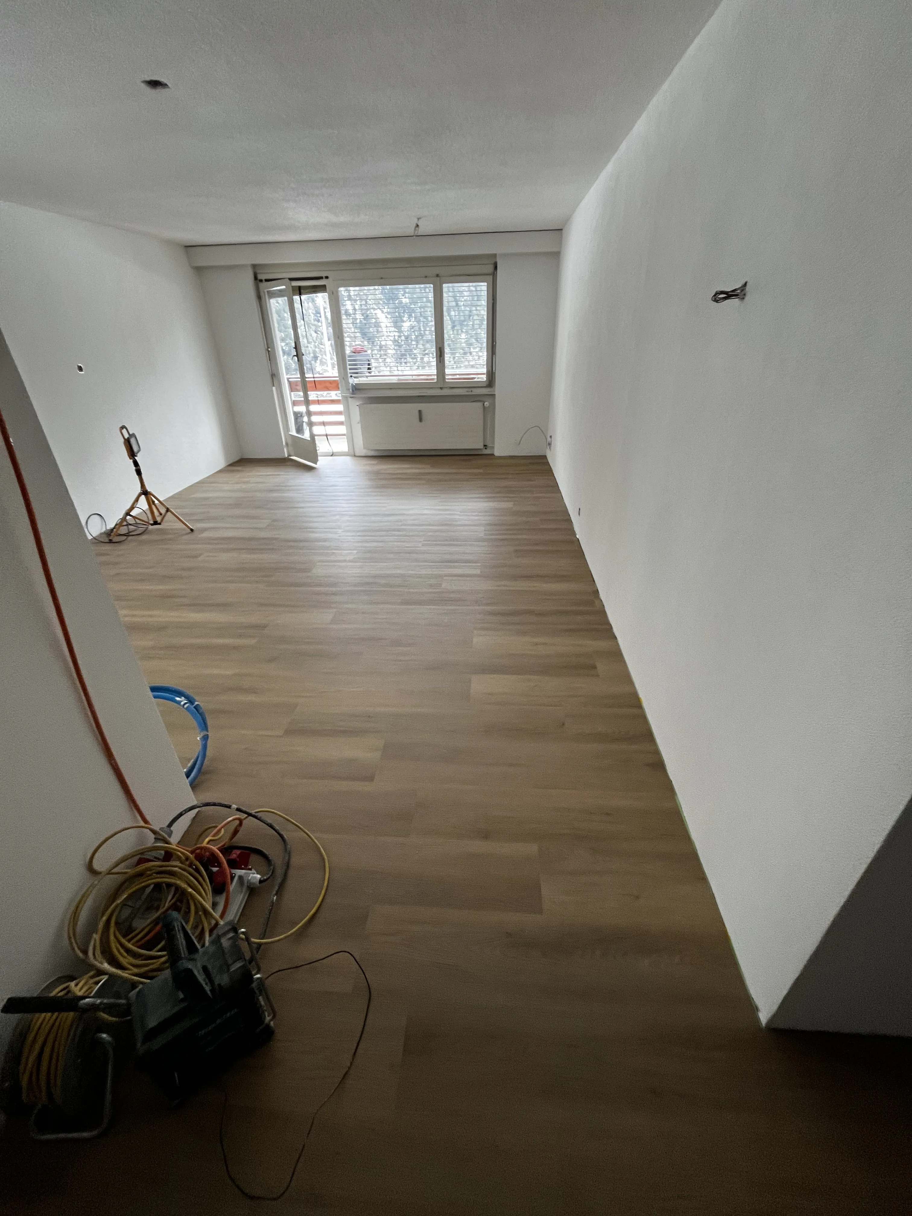 Wohnungsrenovierung mit modernem Holzboden im Bau