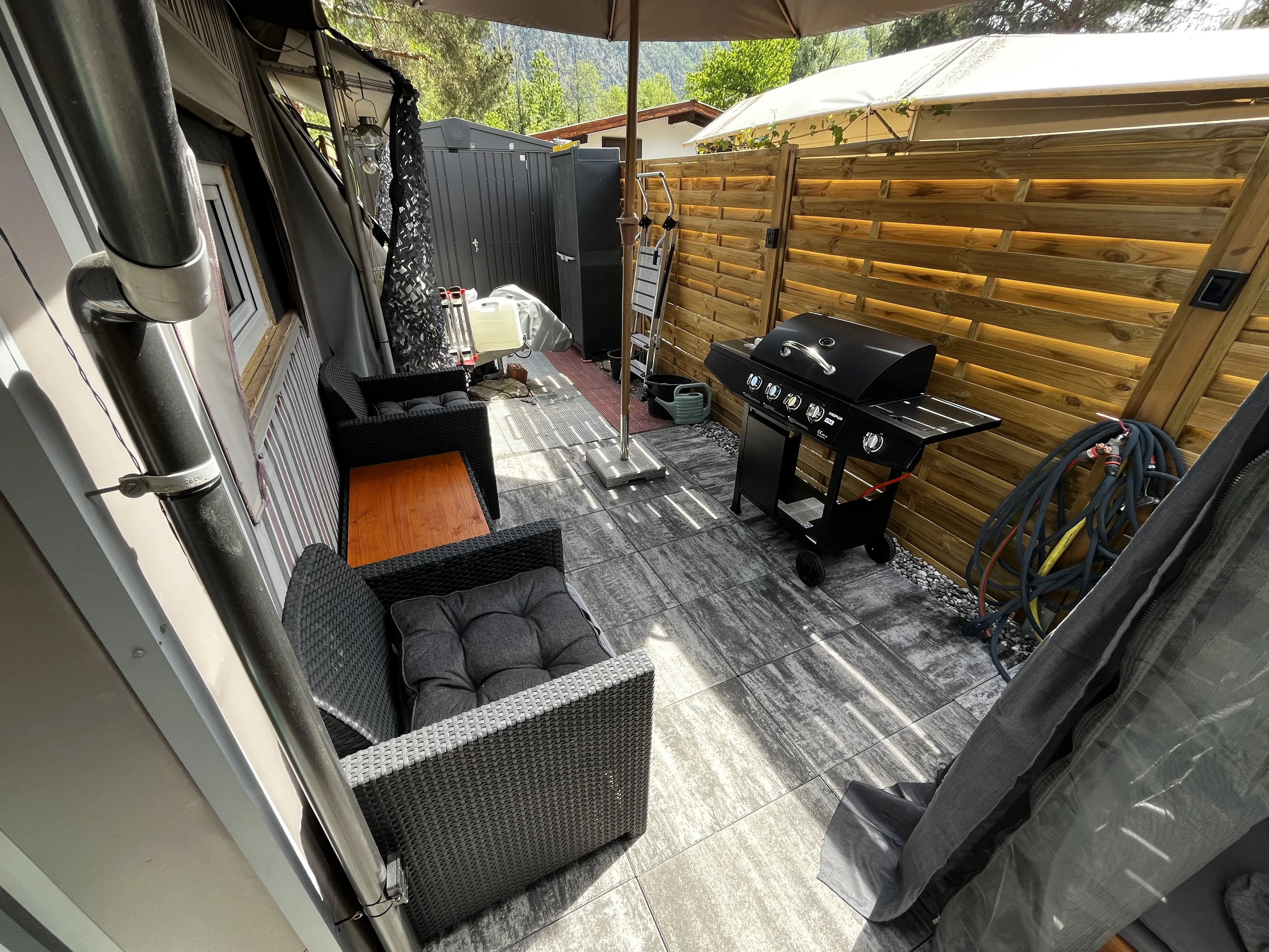 Moderne Terrasse mit Lounge und Grillbereich