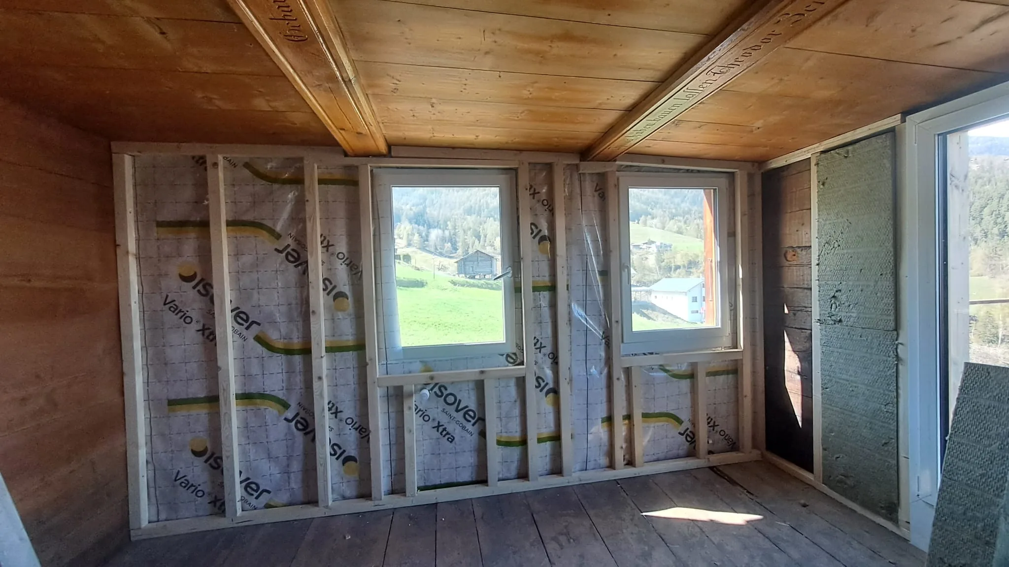 Fenstereinbau in Rohbau mit Holzdecke