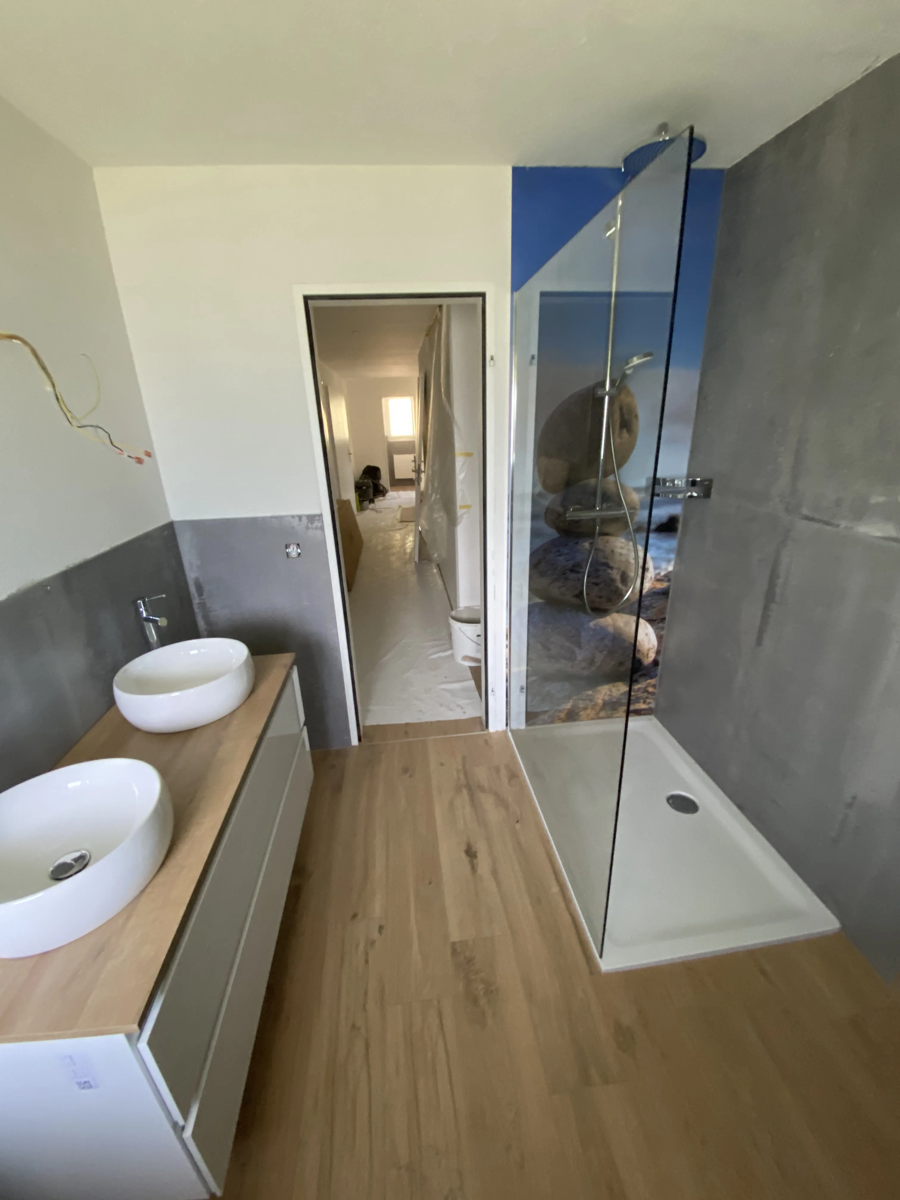 Modernes Badezimmer mit Doppelwaschbecken und Glasdusche