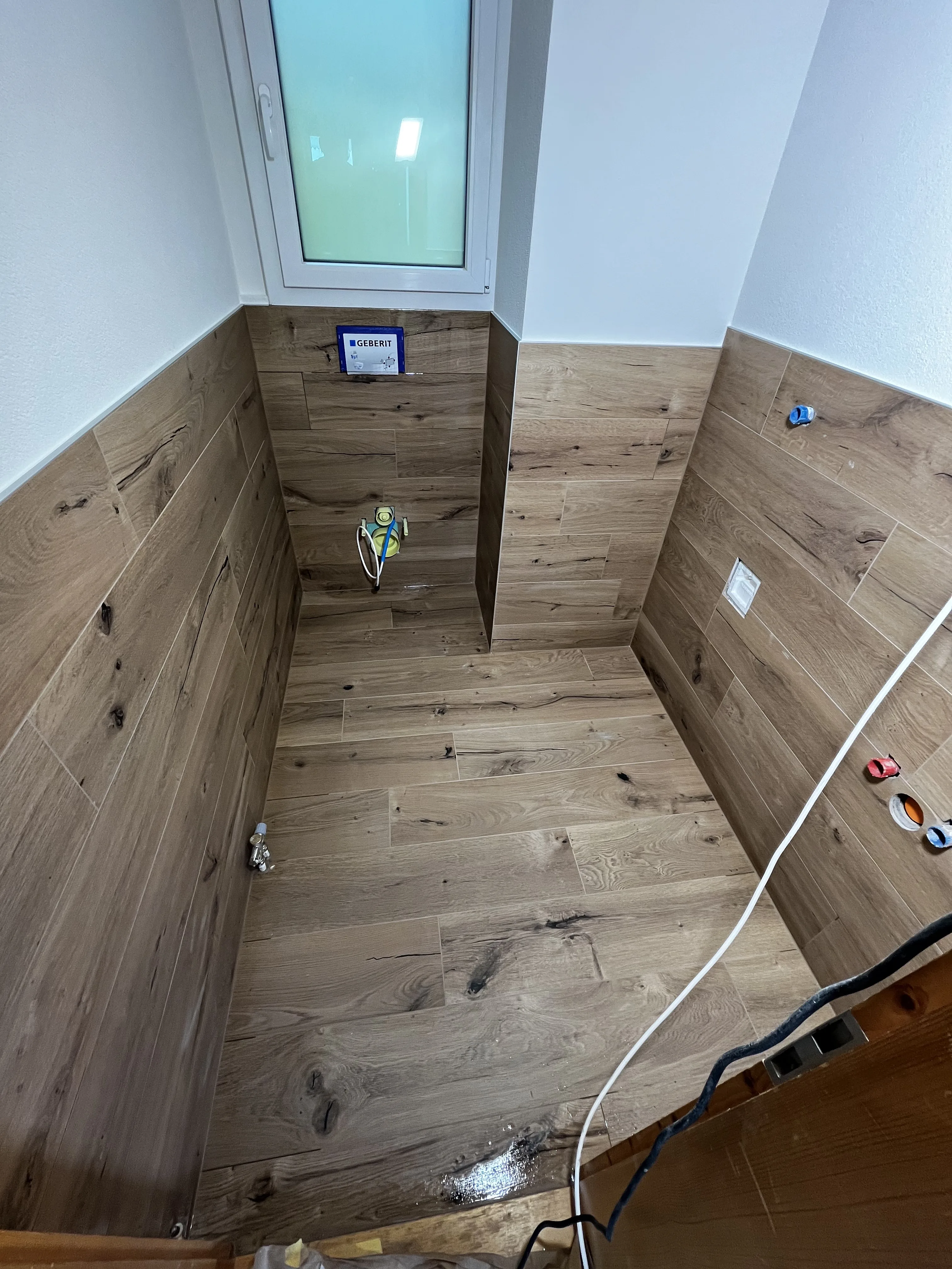 Moderne Innenrenovierung mit Holzbeplankung