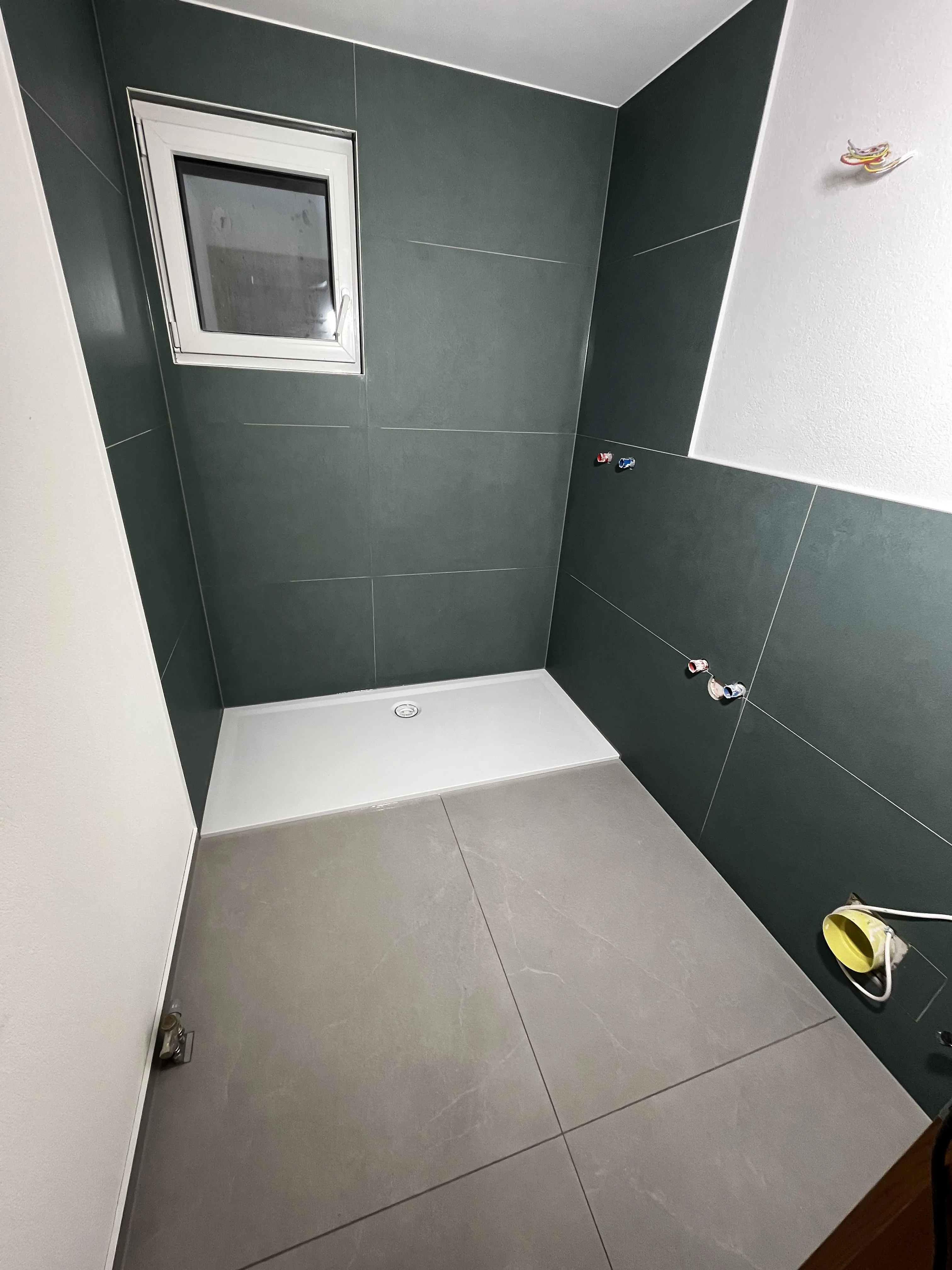 Modernes Badezimmer mit dunkelgrünen Wandfliesen