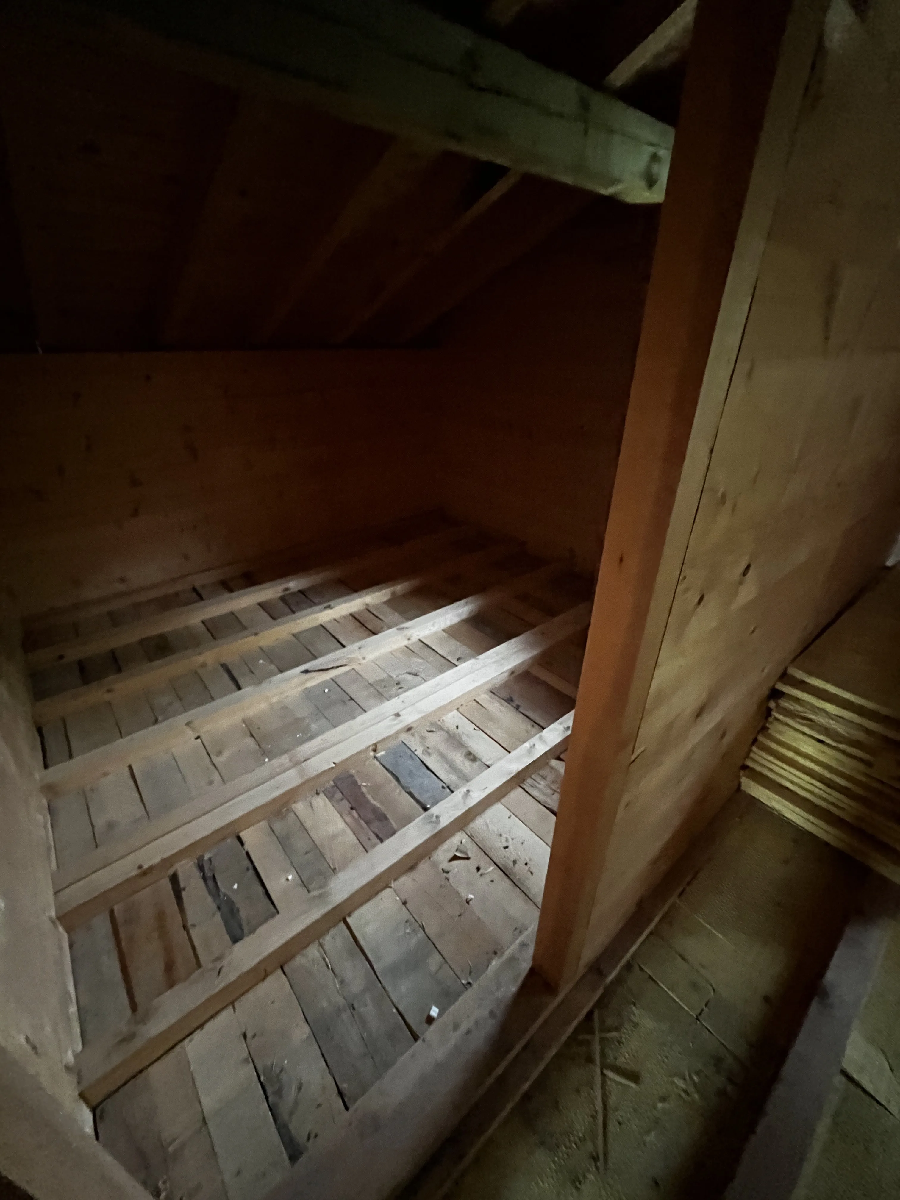 Rohbau Holzfussboden-Konstruktion während Renovierung