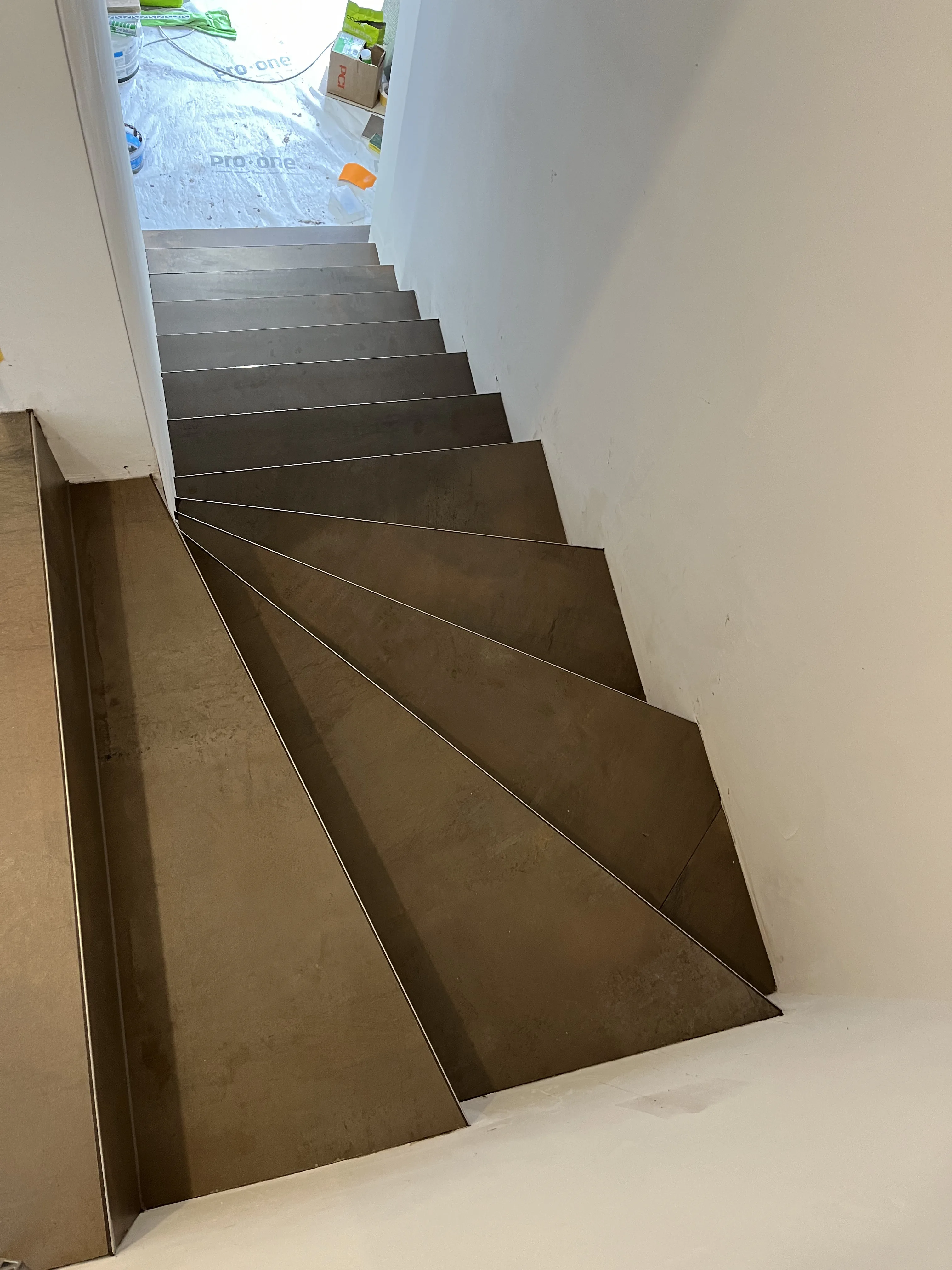 Moderne Treppe mit schwarzen Stufen