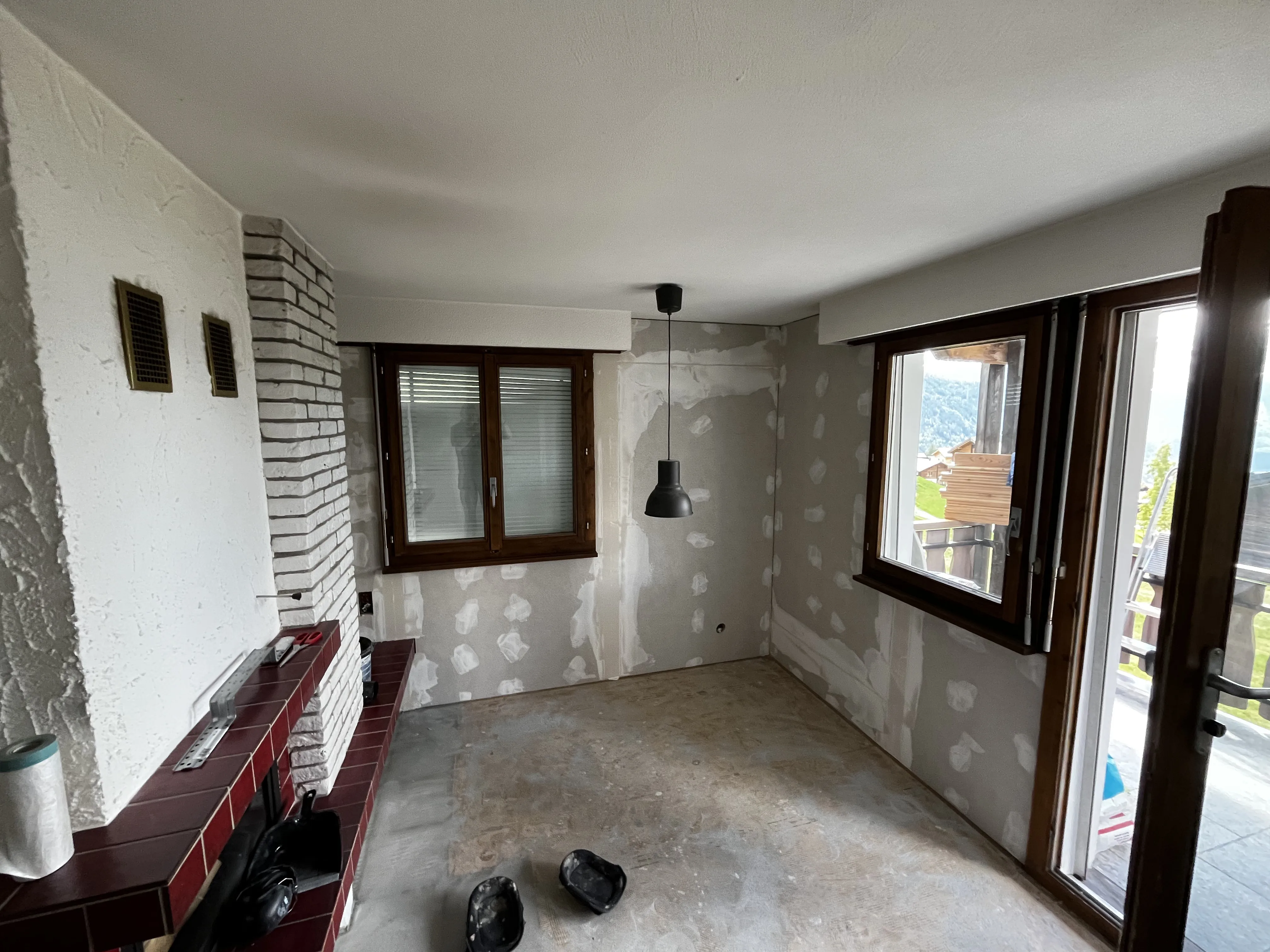Renoviertes Wohnzimmer mit modernen Fenstern