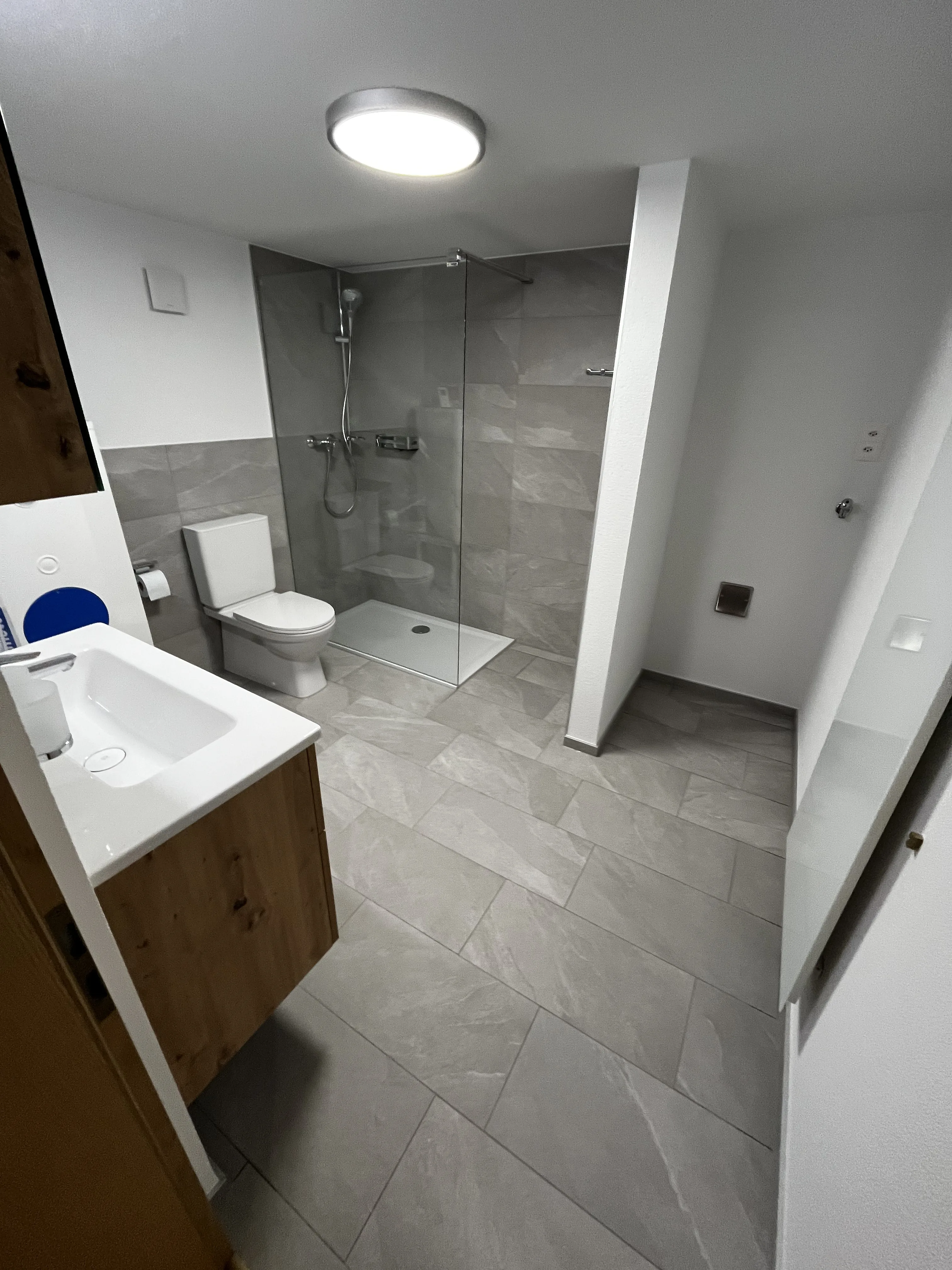 Modernes Badezimmer mit Glasdusche
