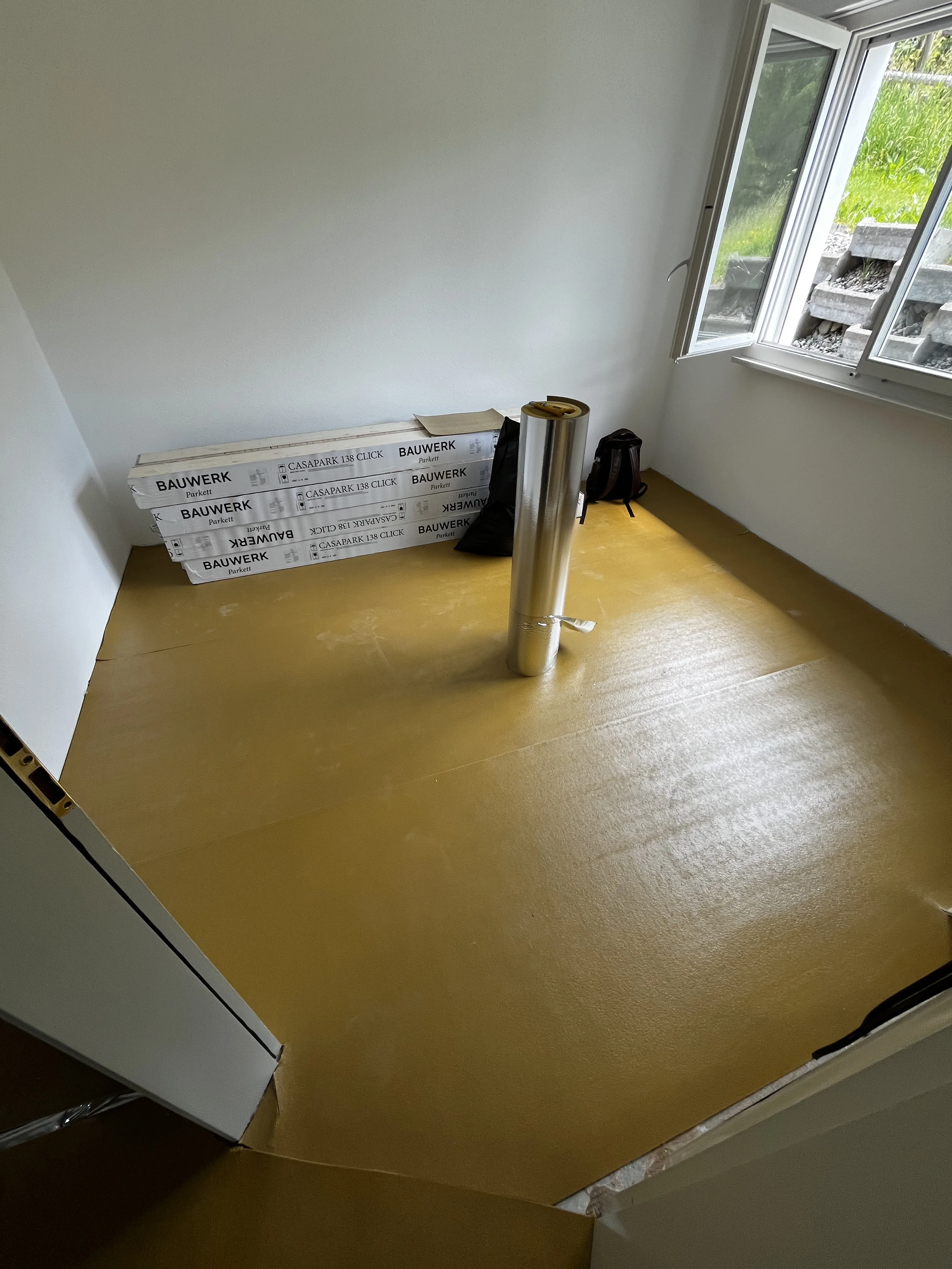 Bodenarbeiten mit Ausgleichsmasse für Renovierung