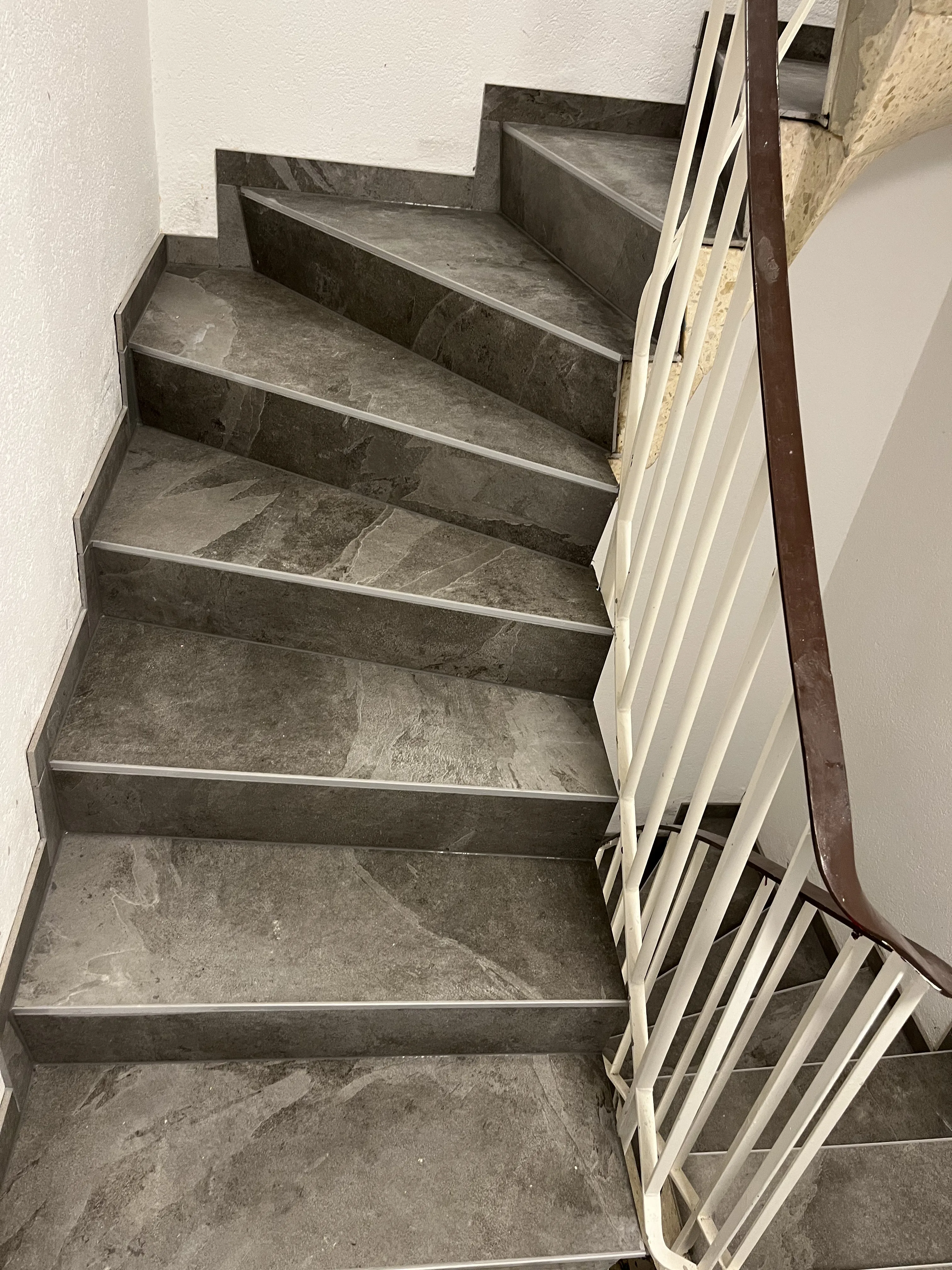 Betontreppe mit weissem Metallgeländer