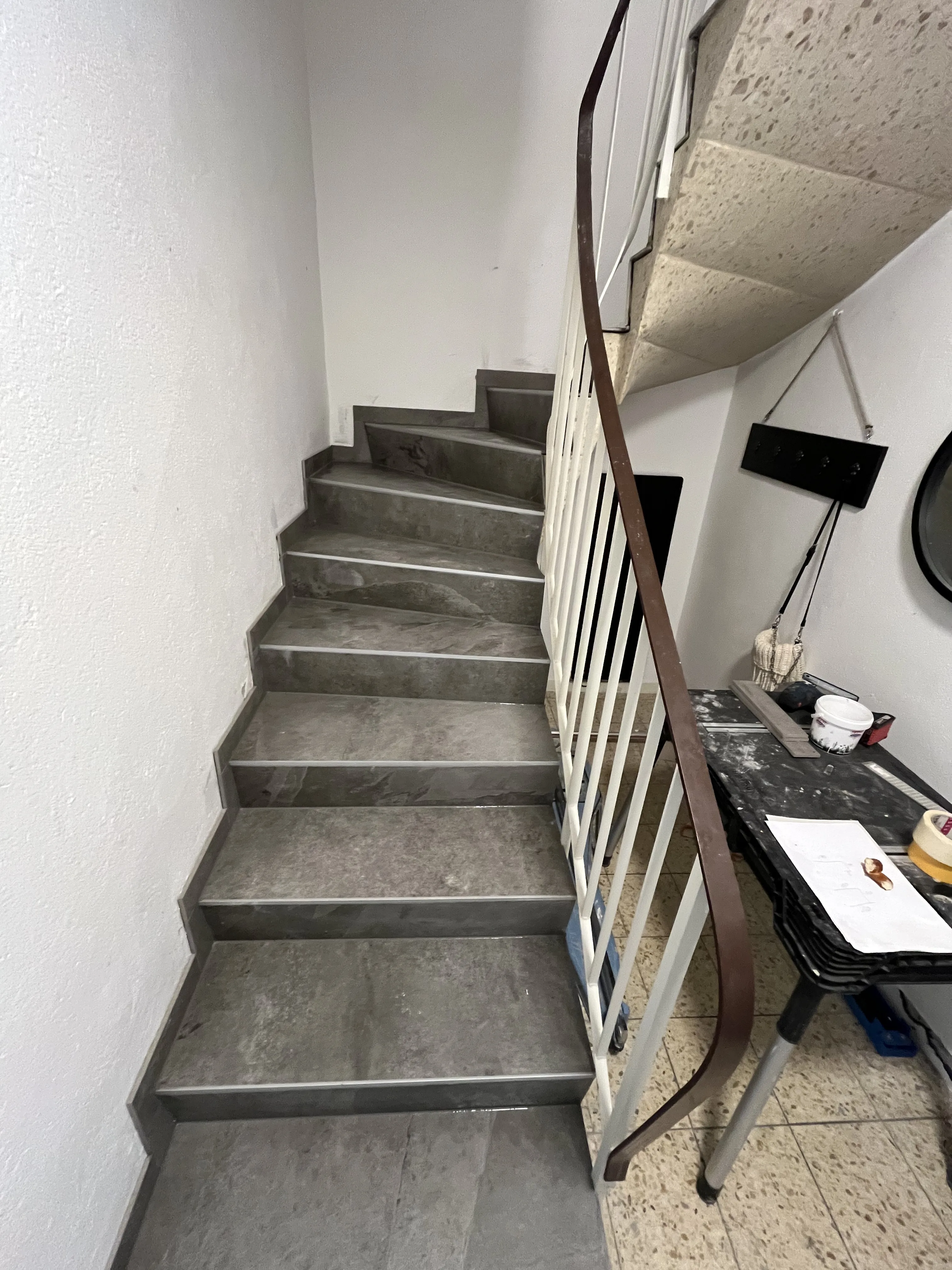 Moderne Betontreppe mit Handlauf