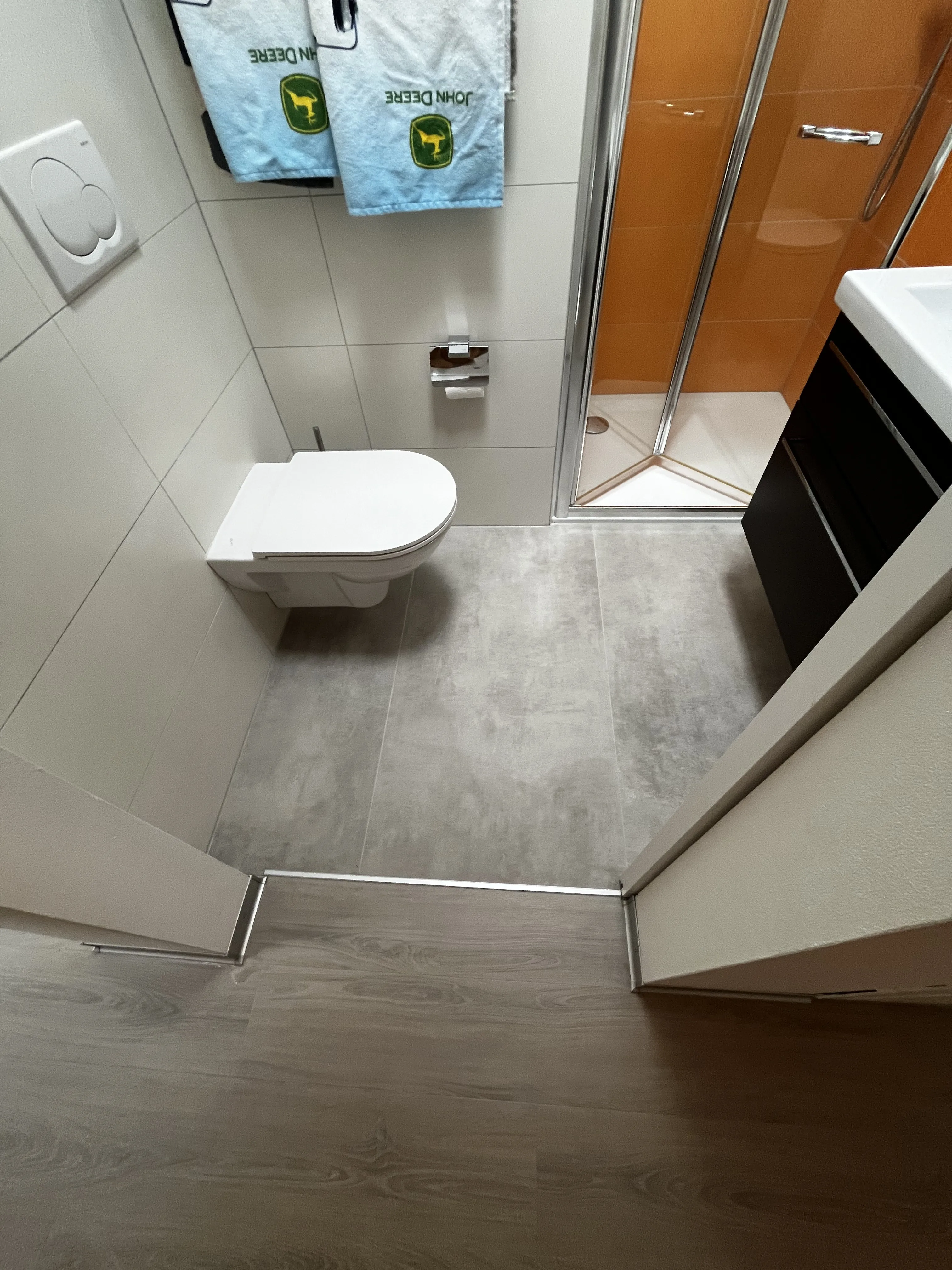 Modernes Badezimmer mit begehbarer Dusche