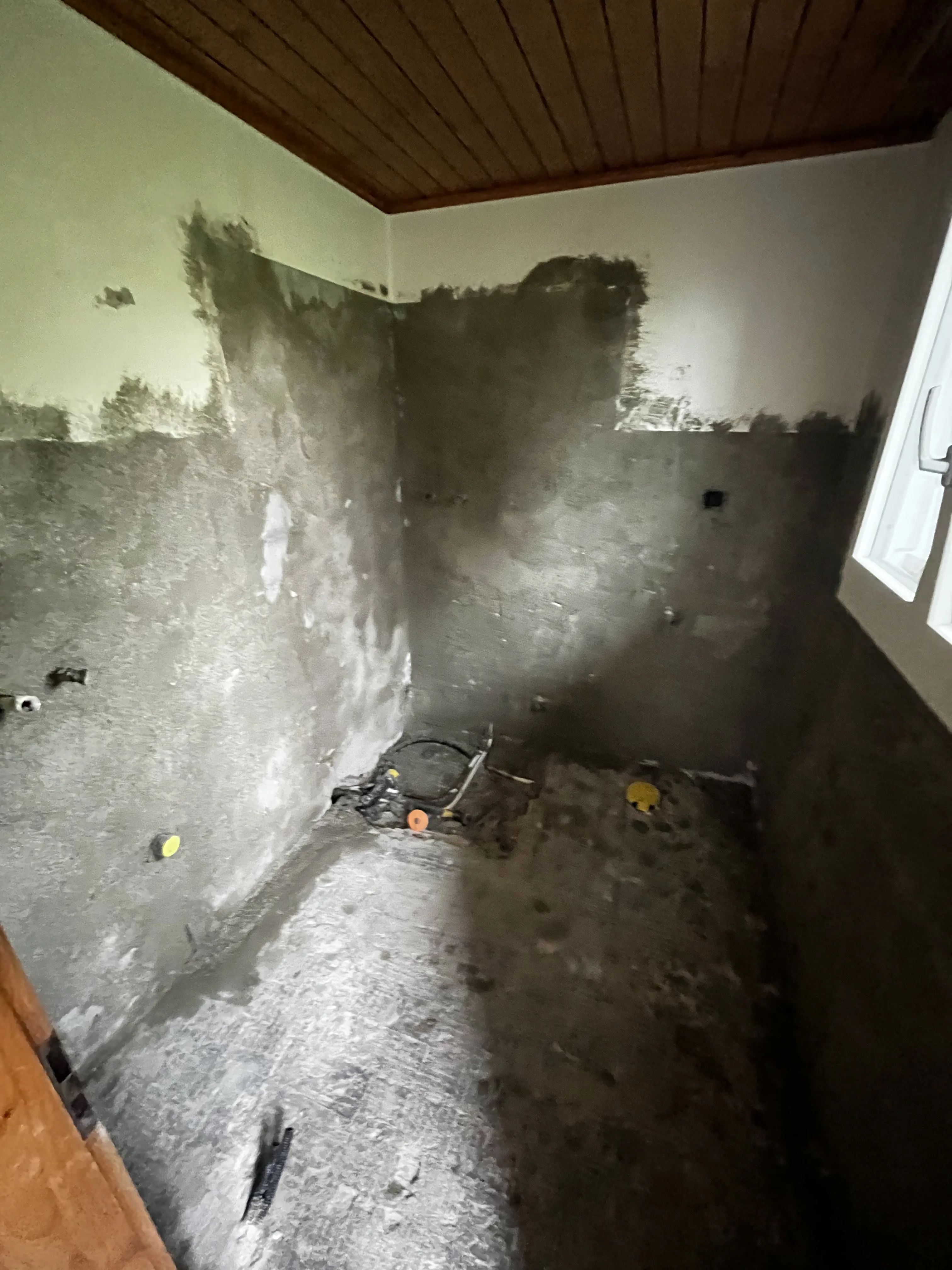 Beschädigter Raum vor der Sanierung