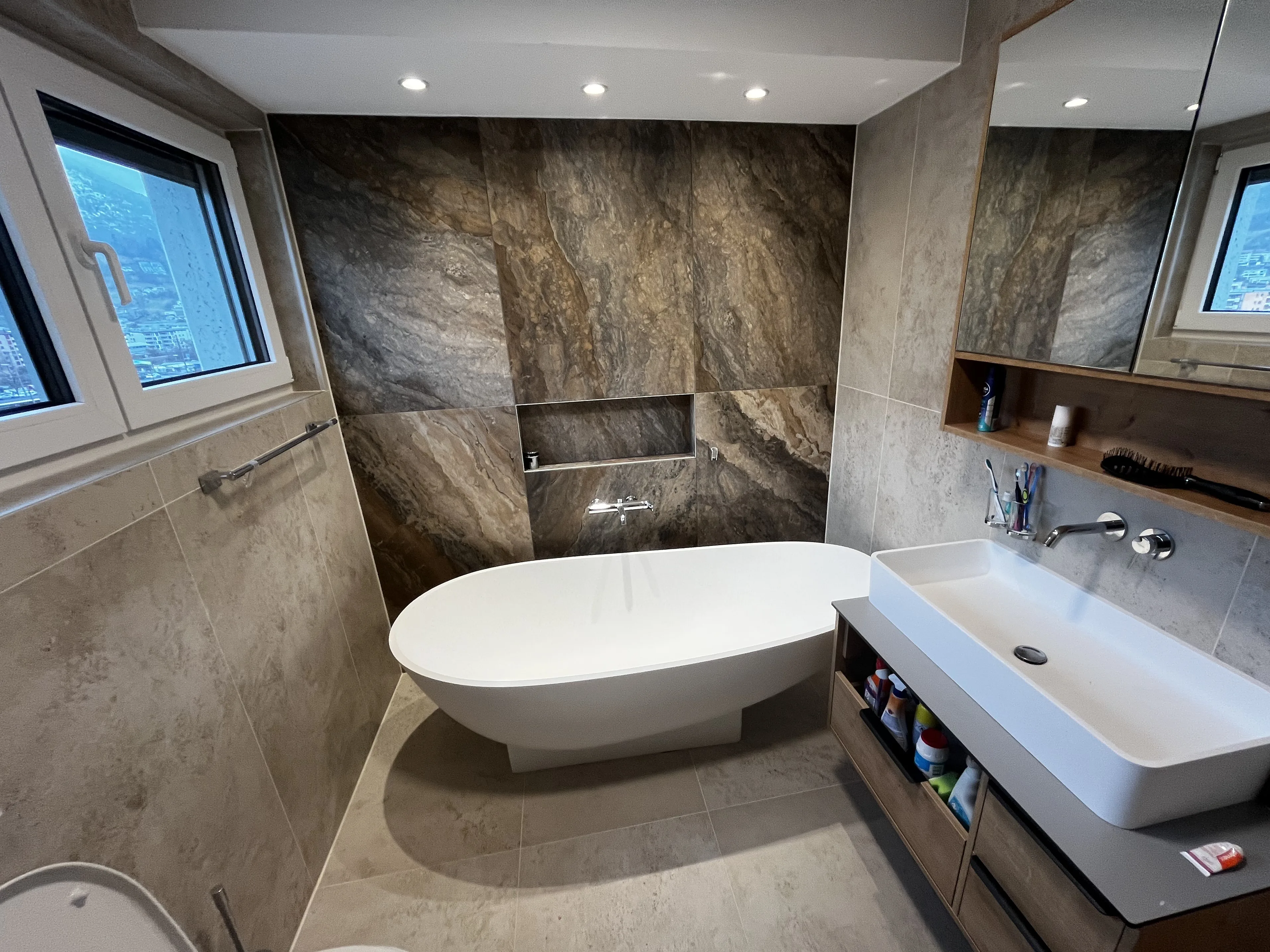 Neue Holzterrasse mit stilvollen Dielen in einem modernen Außenbereich