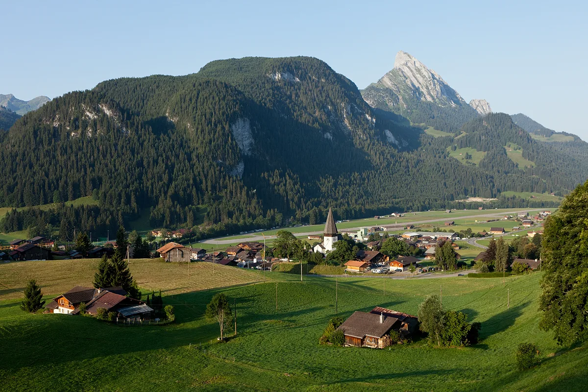 Saanen - Blick auf Saanen. Dahinter sieht man den Berg Le Rubli.