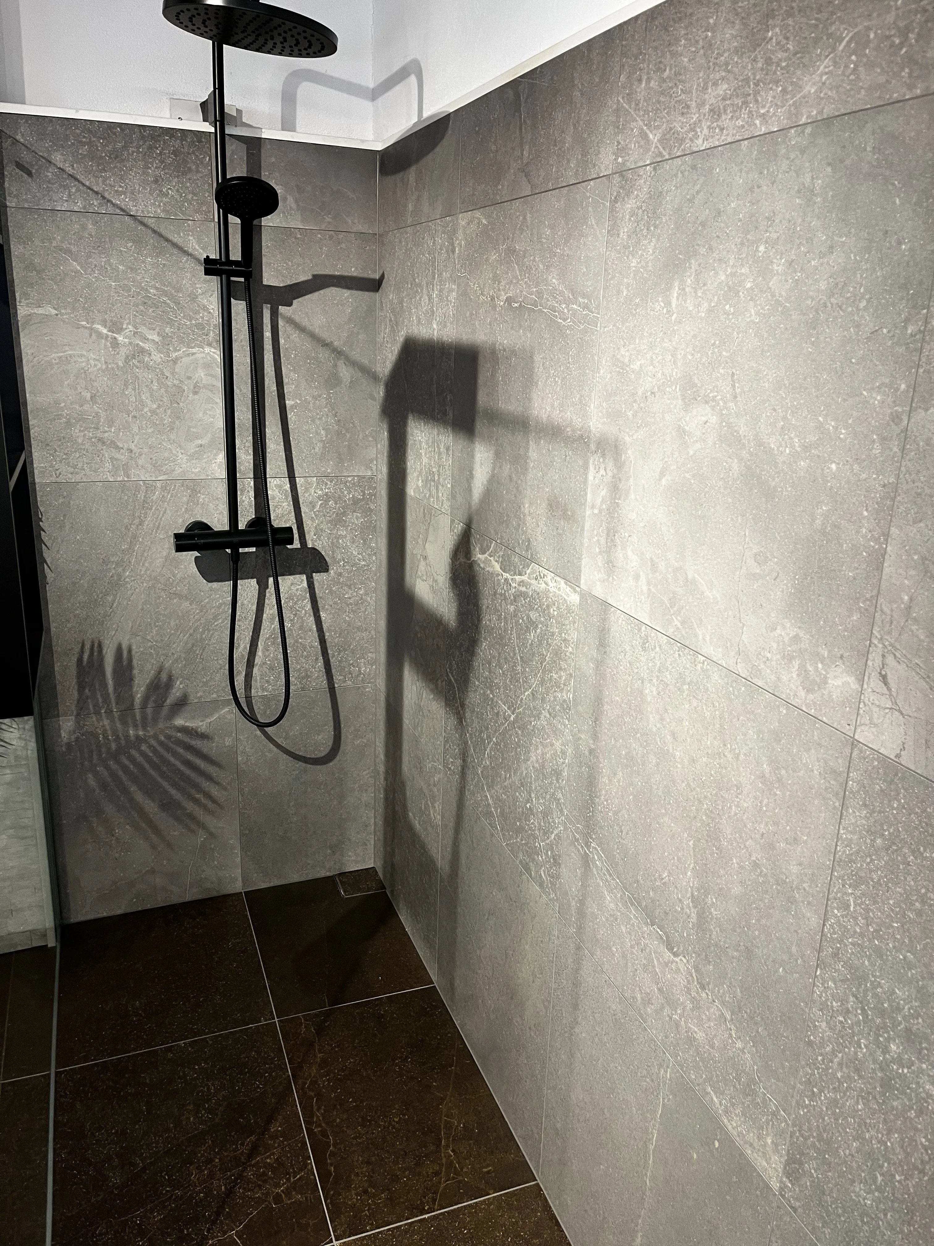 Moderne Badsanierung mit eleganten Wand- und Bodenfliesen