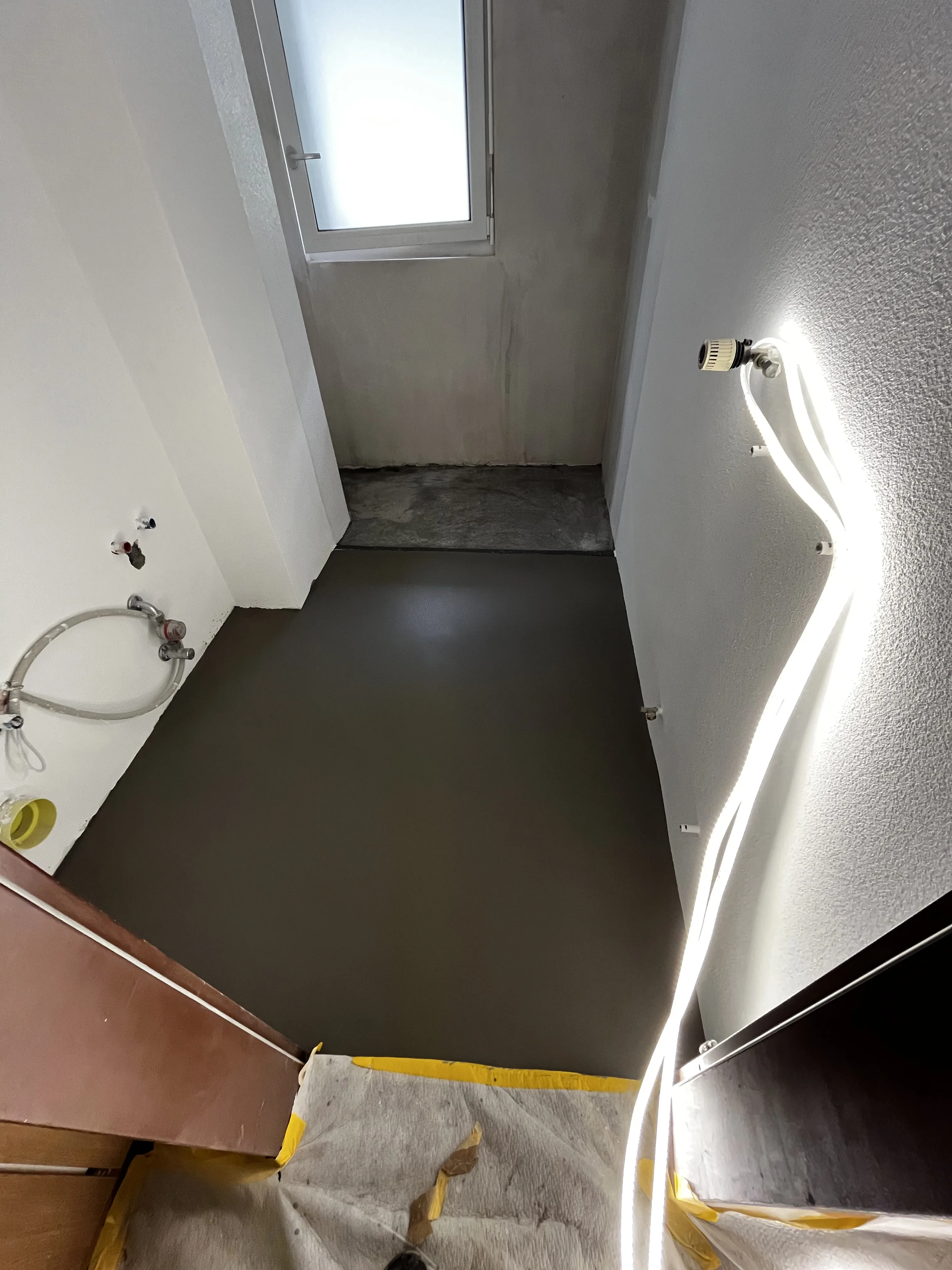 Neu verlegter Bodenbelag in einem Renovierungsprojekt