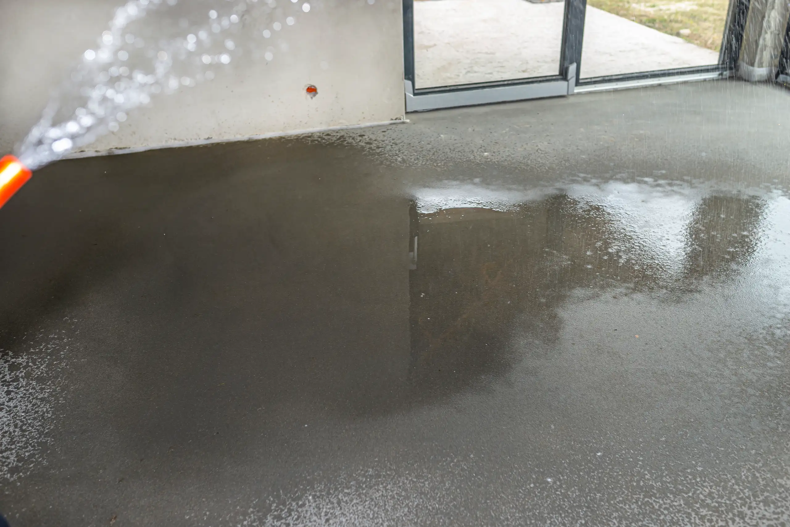 Baustellenreinigung erfolgt mit Wasser, um den Boden zu säubern und zu glätten