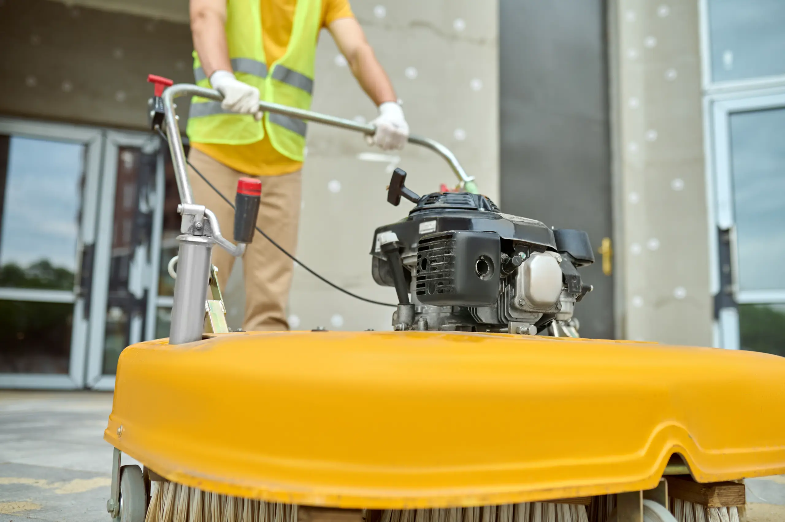 Ein Arbeiter führt Bodenarbeiten mit einer Maschine auf einer Baustelle durch