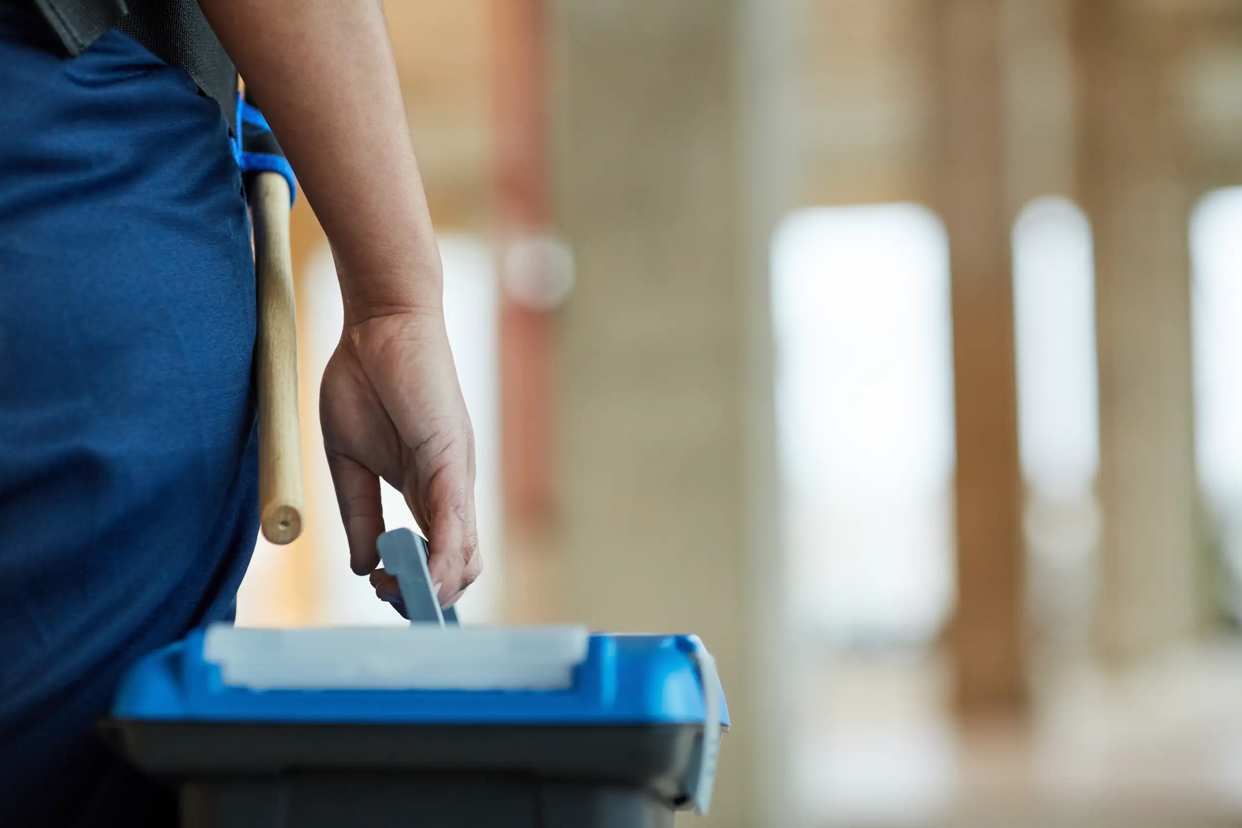Handwerker mit Werkzeug und Kiste, bereit für Renovationsarbeiten