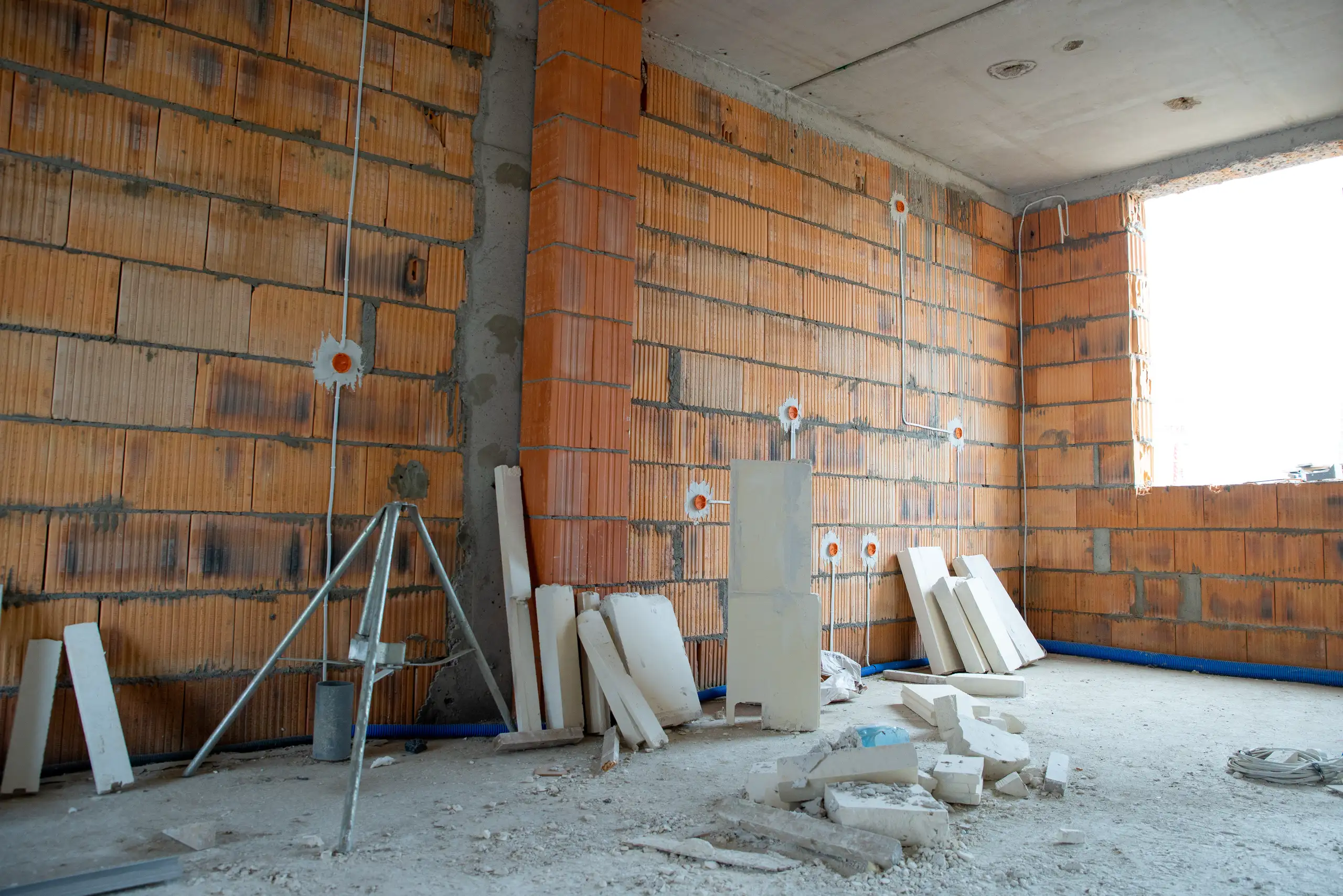 Baustelle mit unvollendeten Wänden und Materialien für den Trockenbau