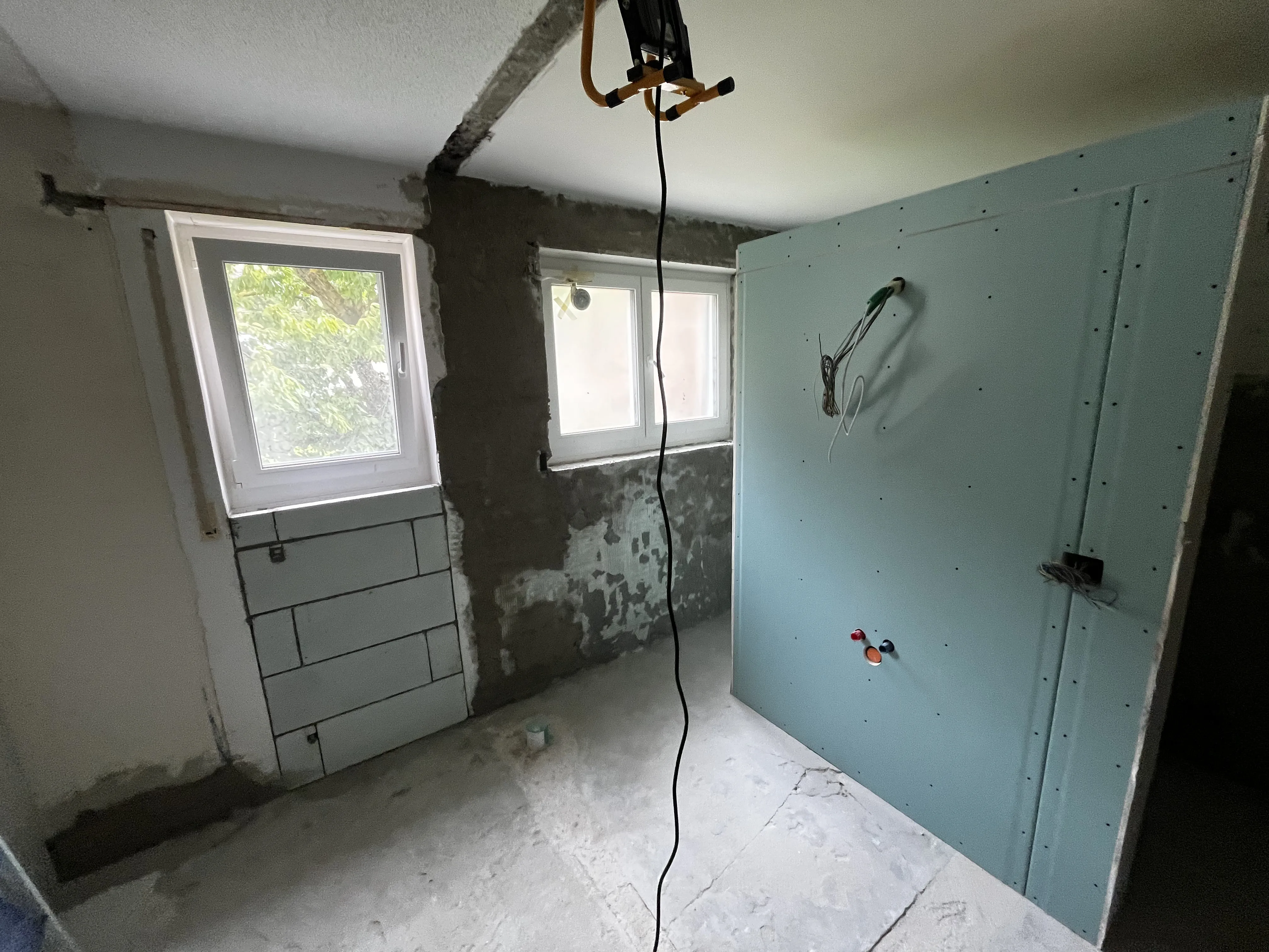 Innenansicht eines Renovierungsprojekts mit Trockenbauarbeiten und Fenster