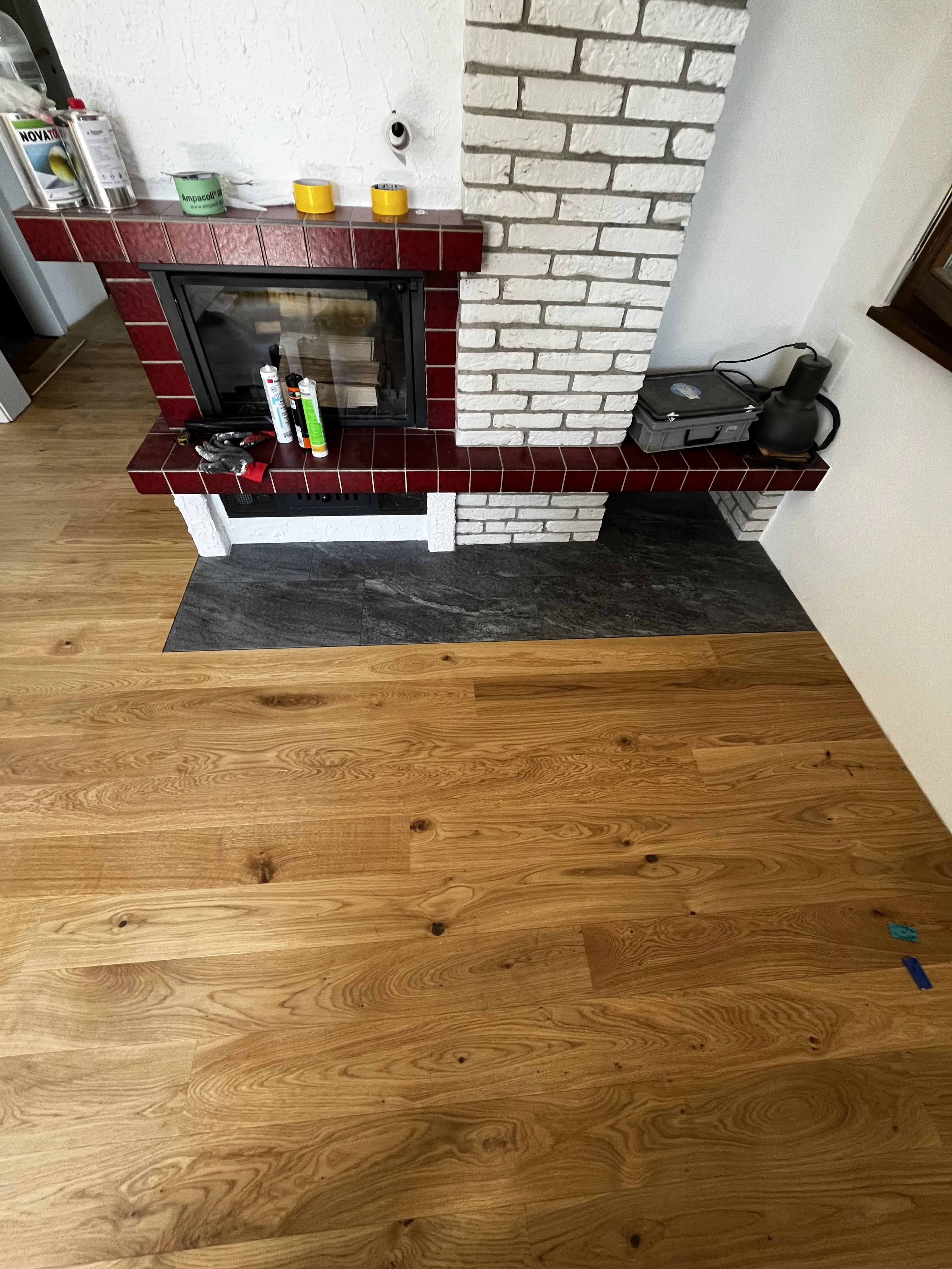 Renovierte Wohnräume mit Holz- und Fliesenboden in modernem Design