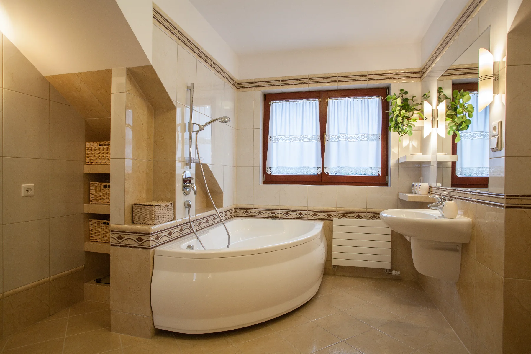 Badezimmer mit modernem Design und Wanne, ideal für Badsanierung